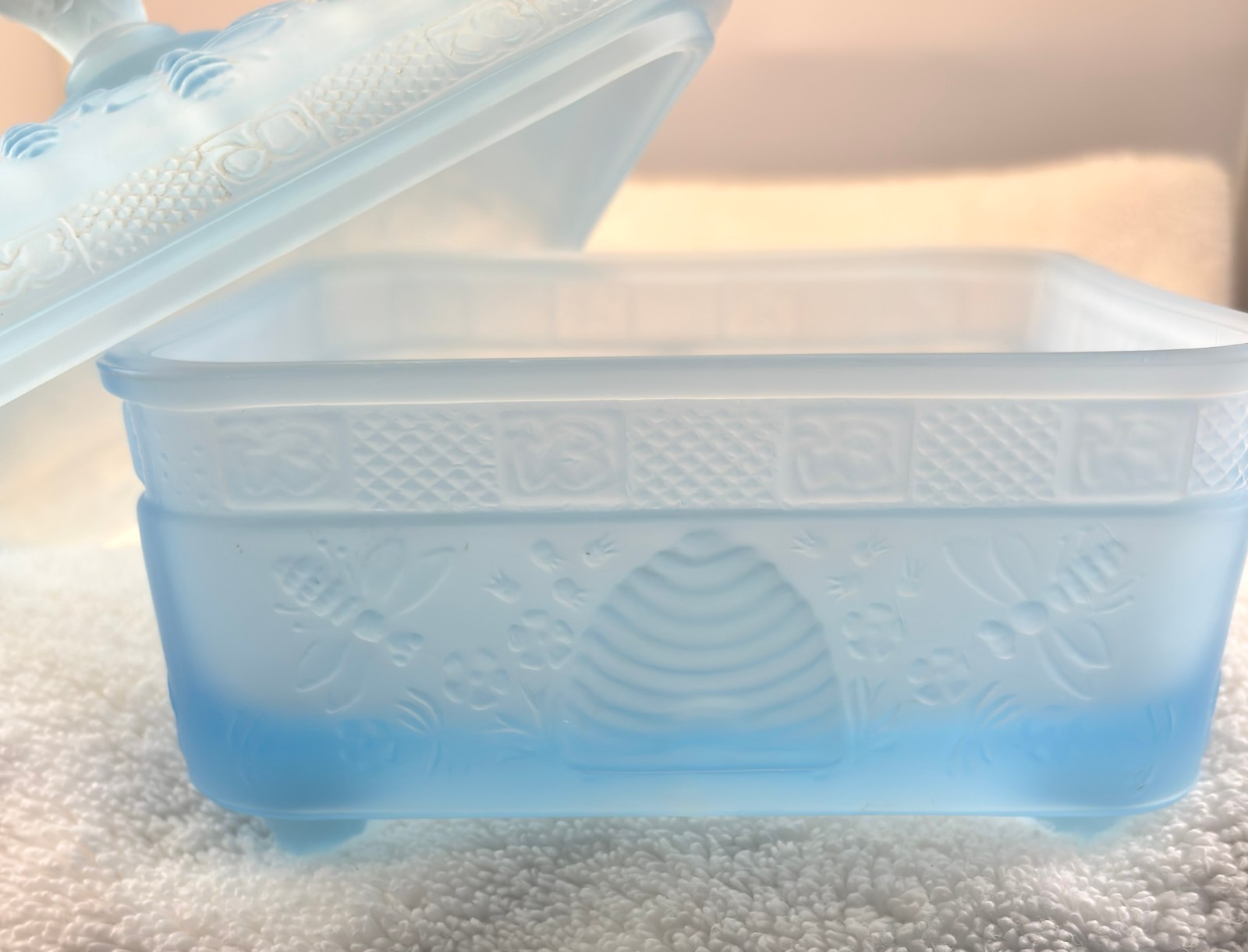 Vtg. Indiana Tiara Frosted Light Blue Bee Box Lidded Candy Dish 1980s – EUC