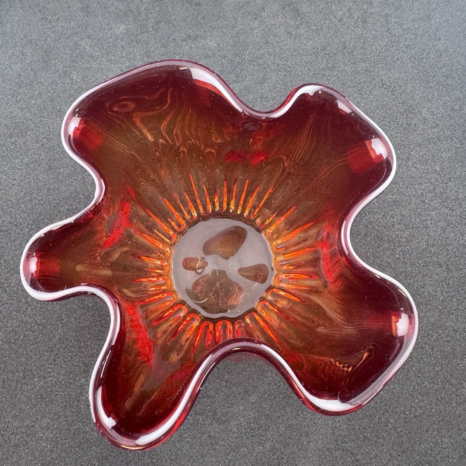 Small Red Candy Apple Pinched Side Centerpiece Bowl 4”X 5” Amberina Art Glass