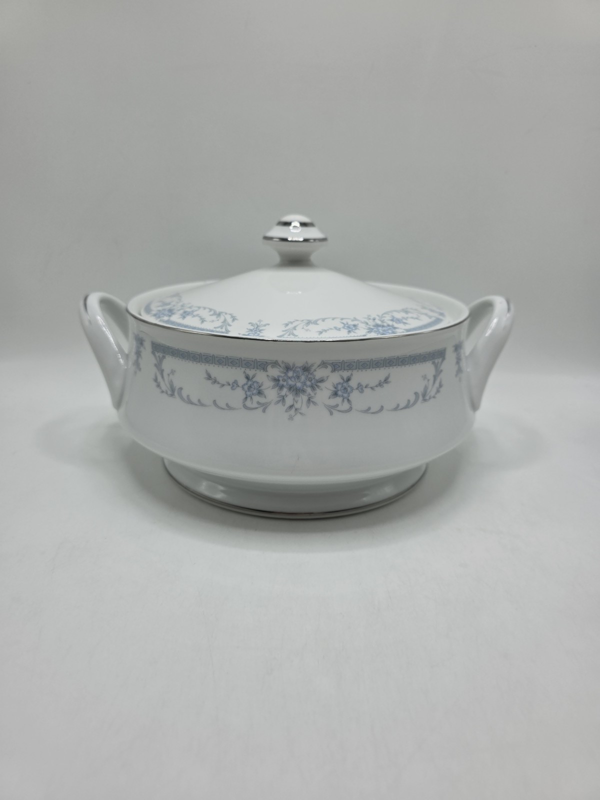 Sheffield Blue Whisper Round Covered Vegetable Serving Bowl Mint Condition