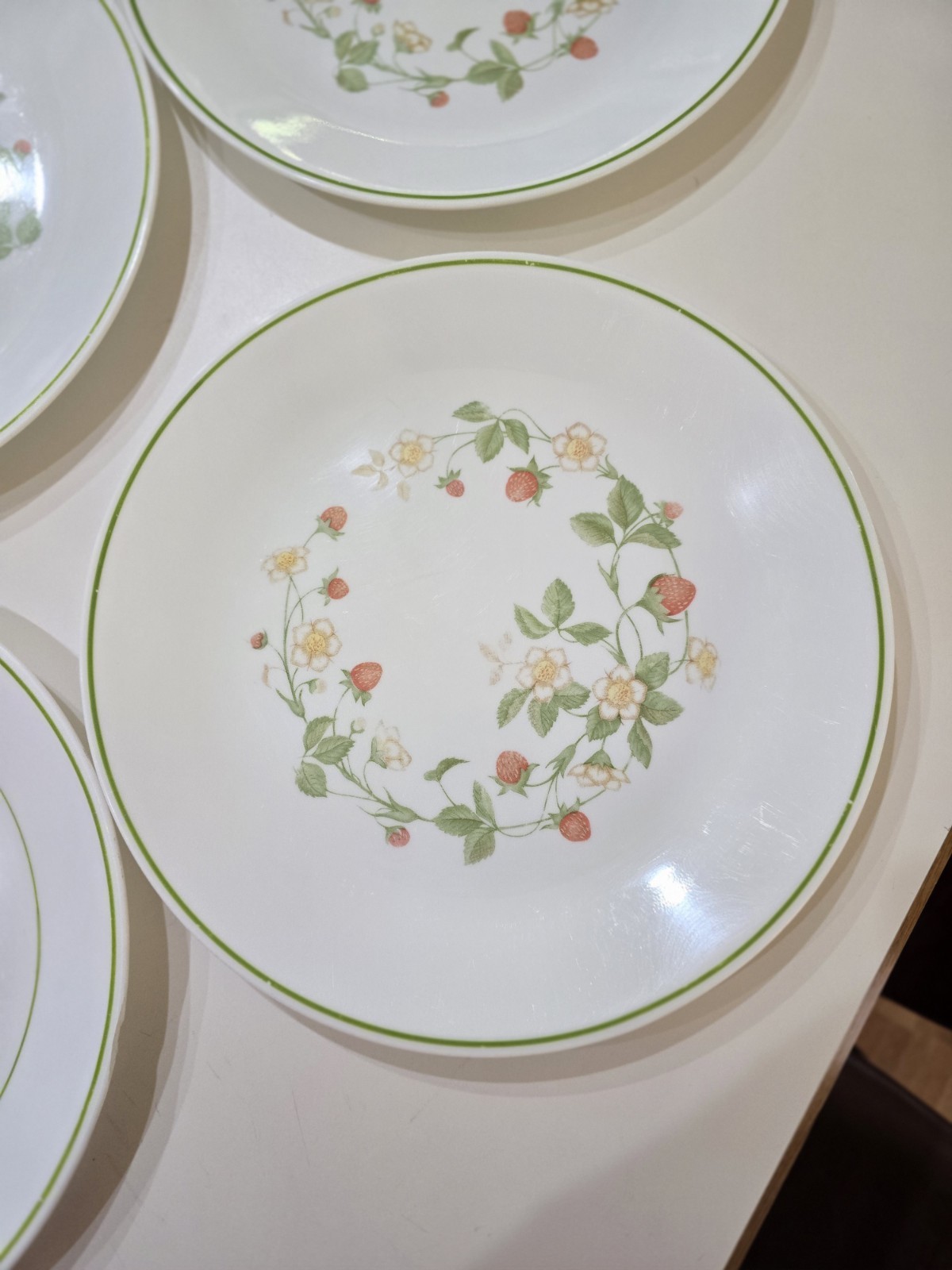 7 Corelle by Corning Strawberry Sunday, 5 10 1/4″ Dinner 2 8 1/4″ Plates VTG