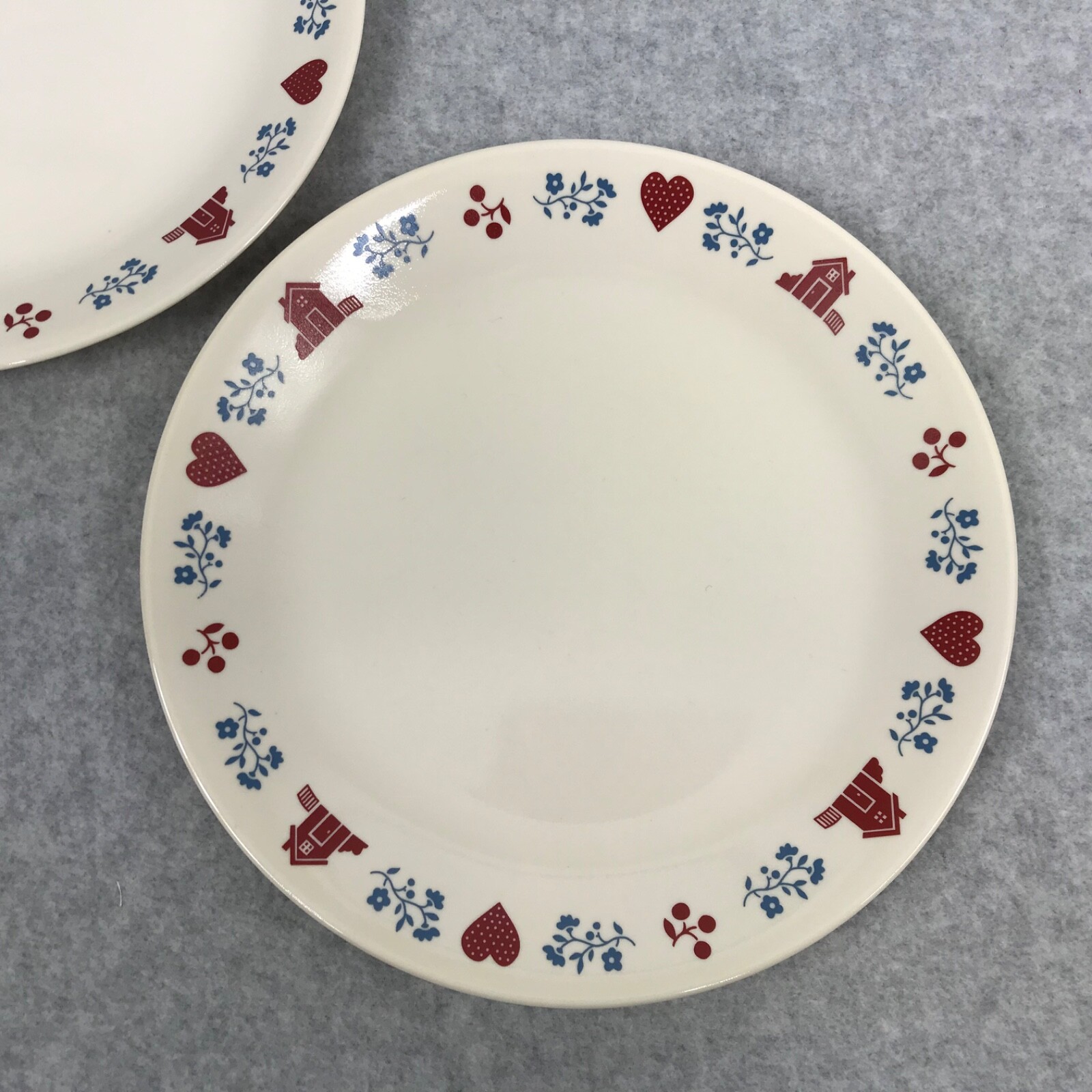 Set of 2 Corelle Hometown Dinner Plates Red Hearts Houses 10 1/4″