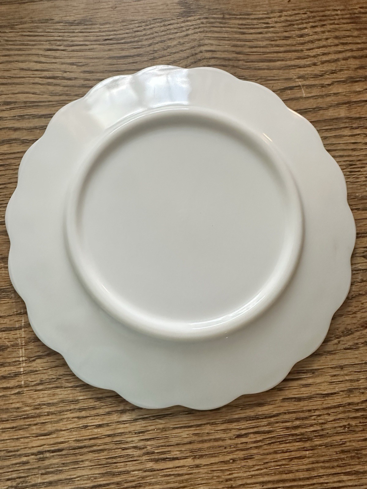 Westmoreland Milk Glass Grape Paneled Dinner Plate Excellent condition 10”