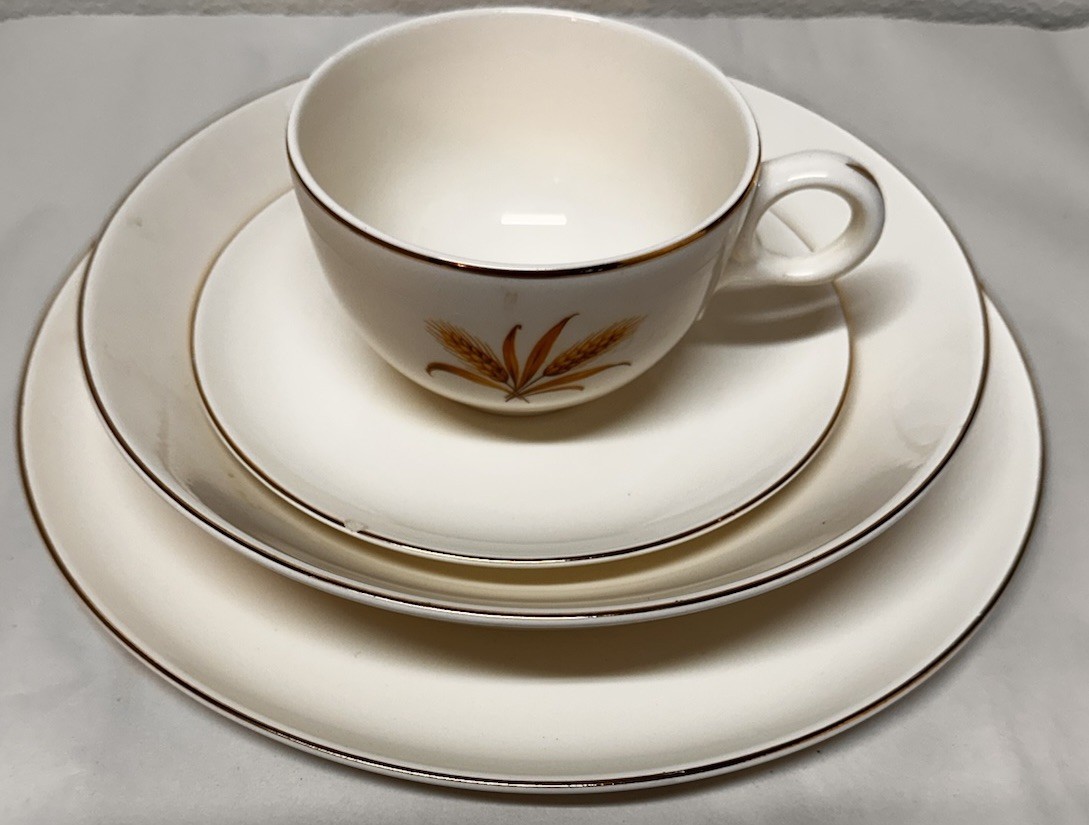 Taylor Smith Wheat Pattern Dish’s 1950s USA Made Eight Piece Set E7