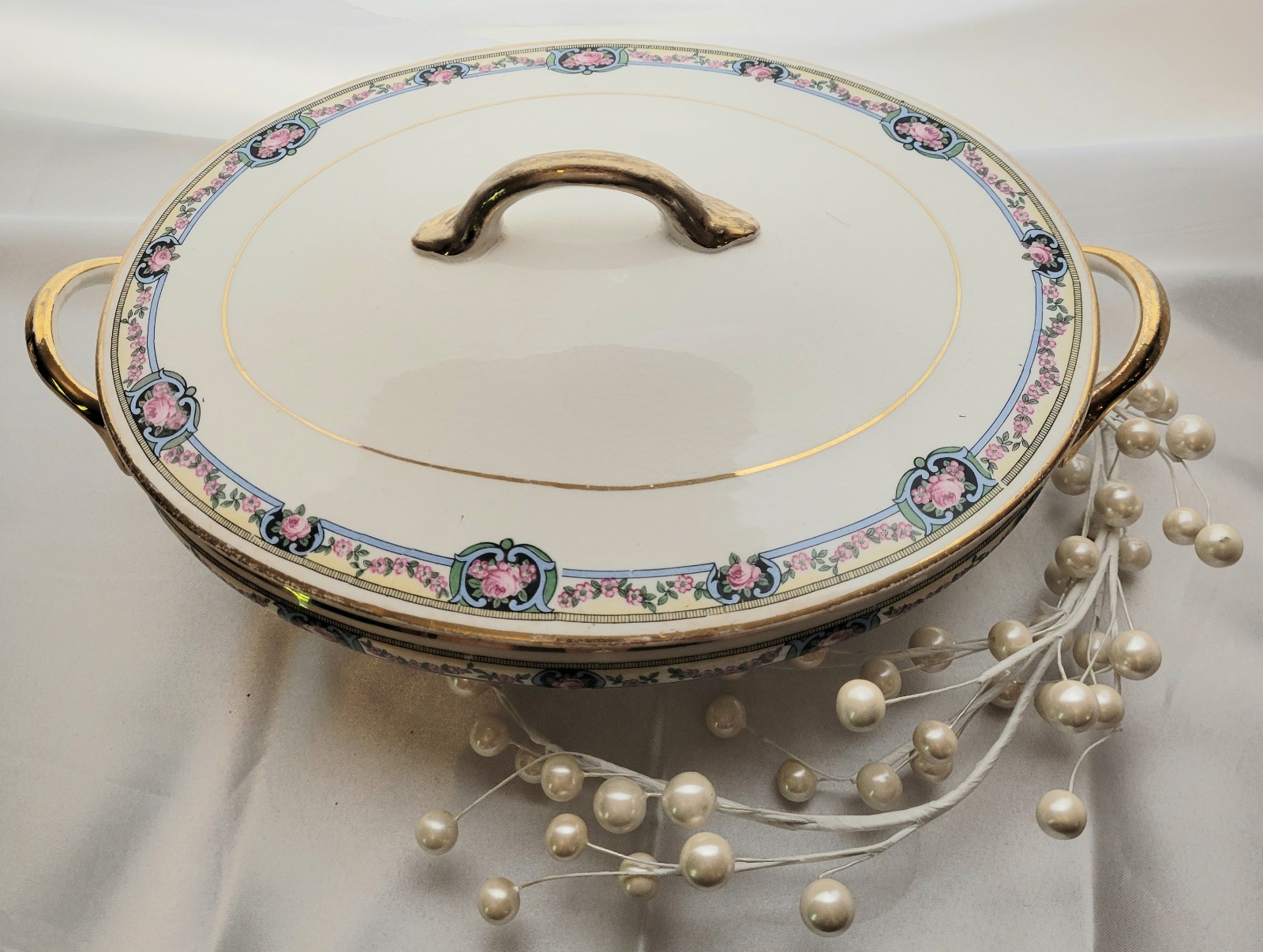 Vtg Royal China International Covered Casserole W/Pink Rose Garland Blue Scroll