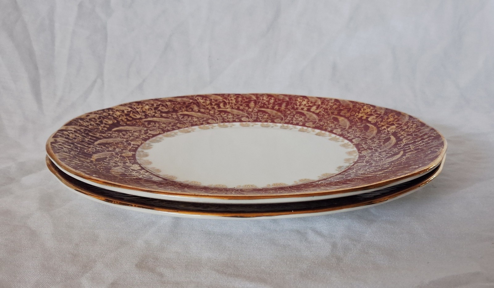 Elizabethan SOVEREIGN RED Luncheon Dinner Plates 9″ Gold Gilt (Set of 2) England