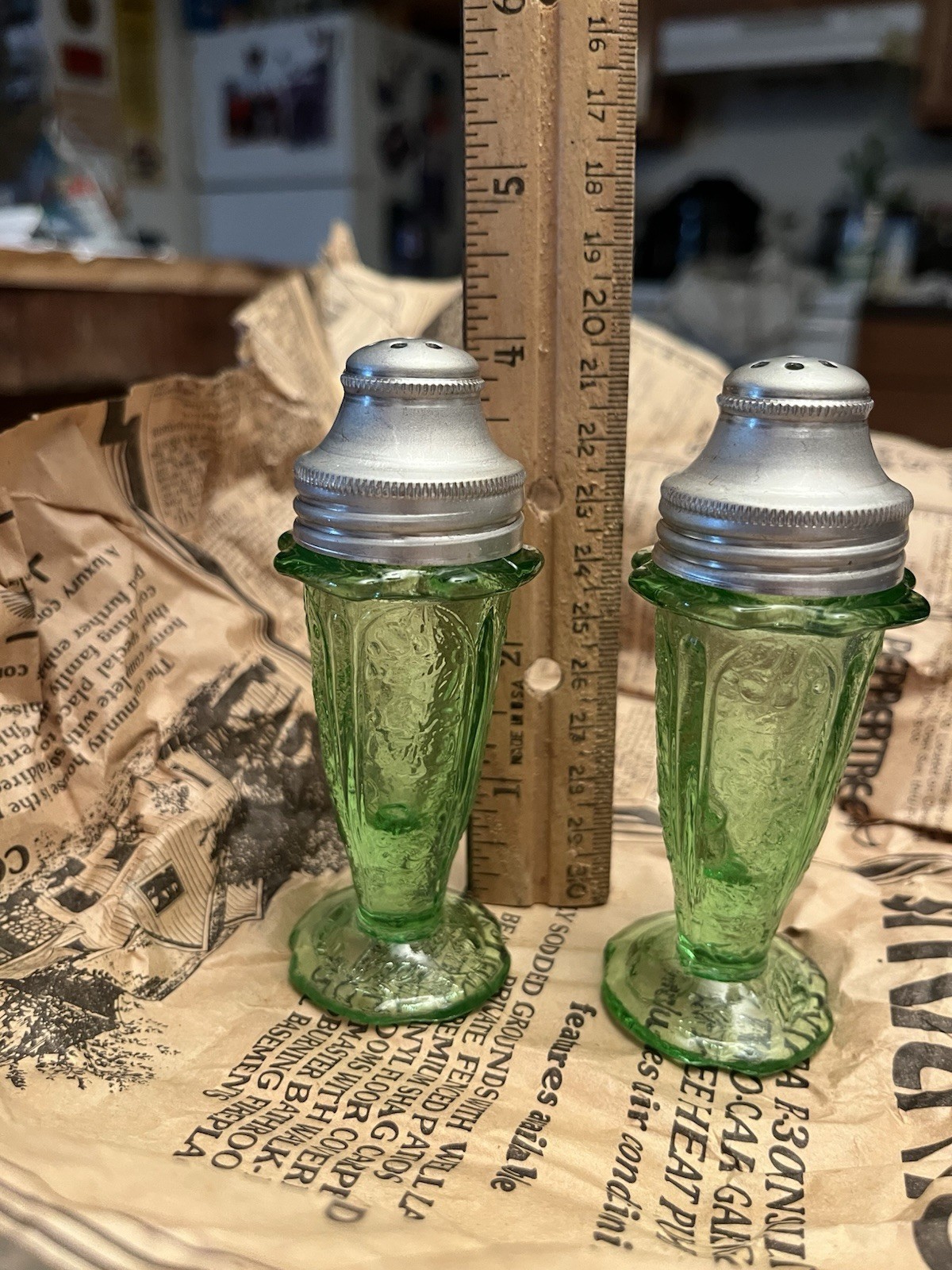 Vintage Jeannette CHERRY BLOSSOM GREEN. 4″ SALT & PEPPER SHAKERS 1977 RARE!