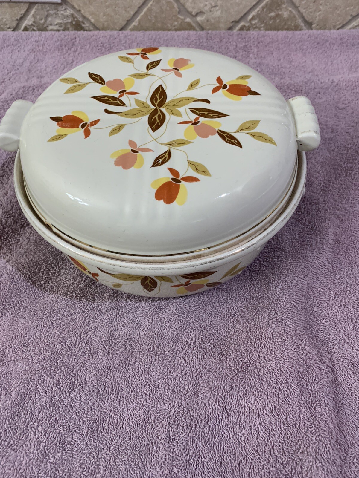 Vintage Hall Covered Bowl. Please See In Picture A Small Chip On Lid.