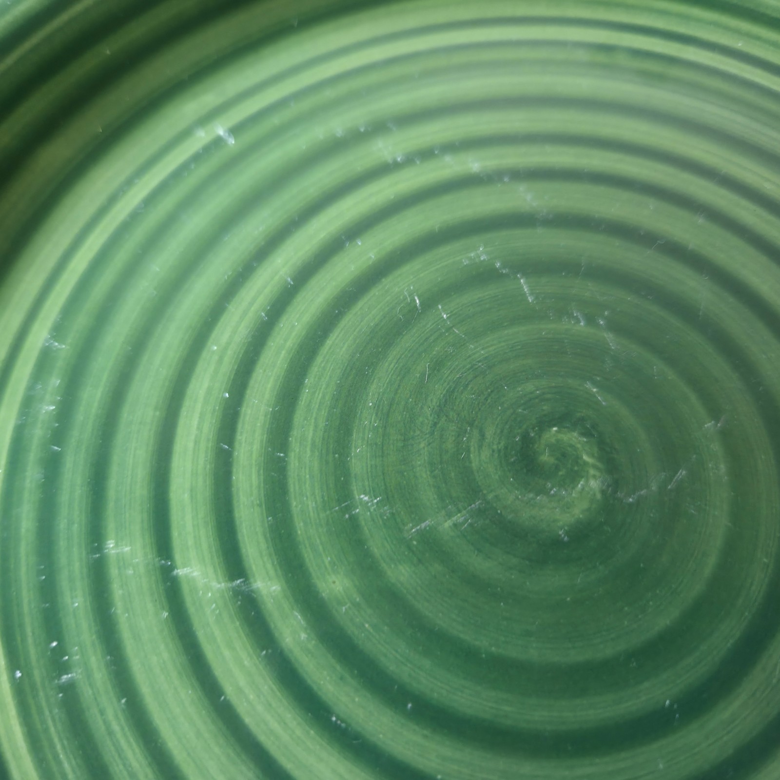 HOLIDAY Set of 4 Brylane Home Pottery Green Swirl Salad Appetizer Plates 7 1/4″