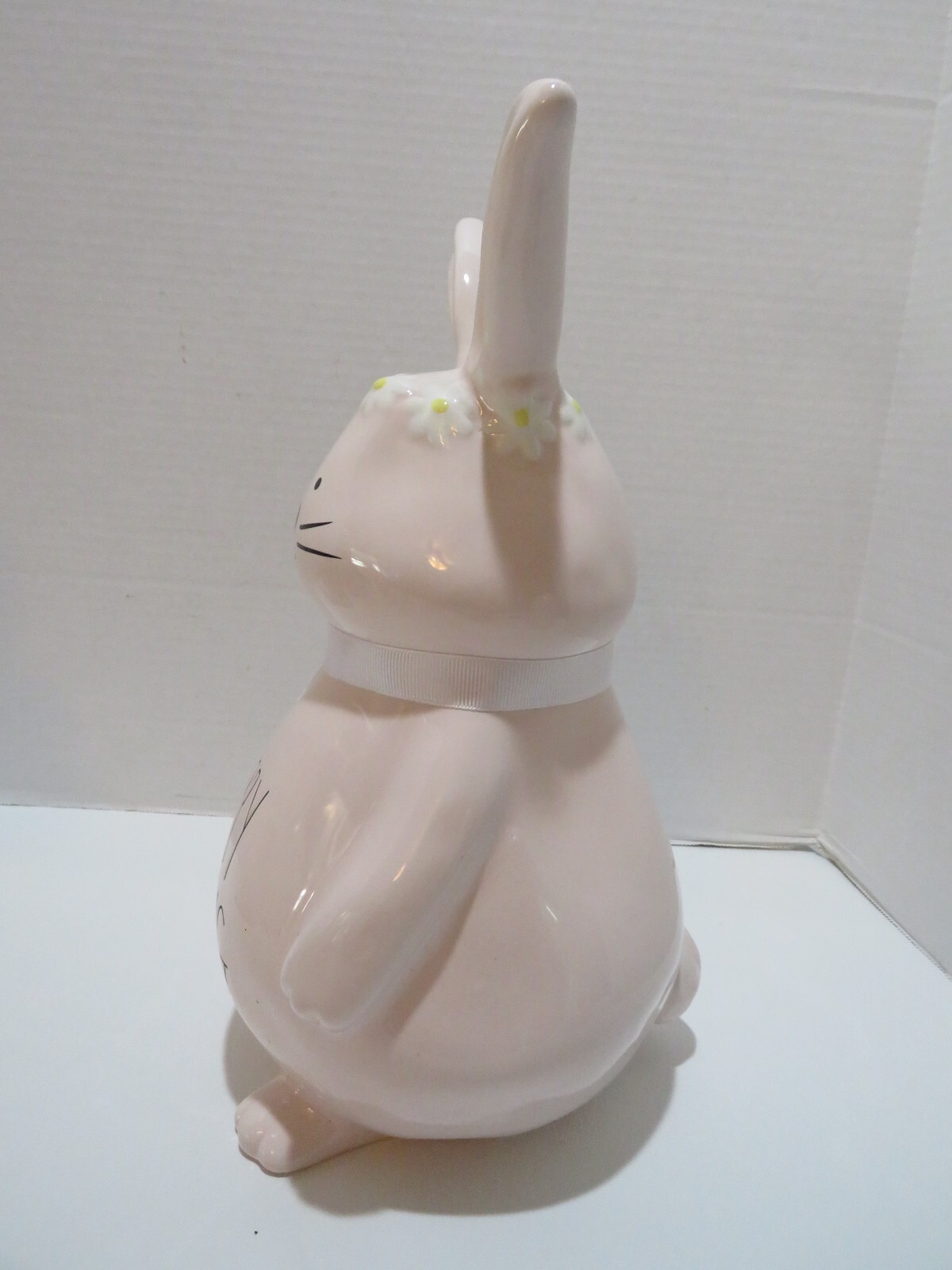 RAE DUNN “HAPPY SPRING”PINK EASTER BUNNY W/CROWN OF DAISIES & RIBBON NEW 12”