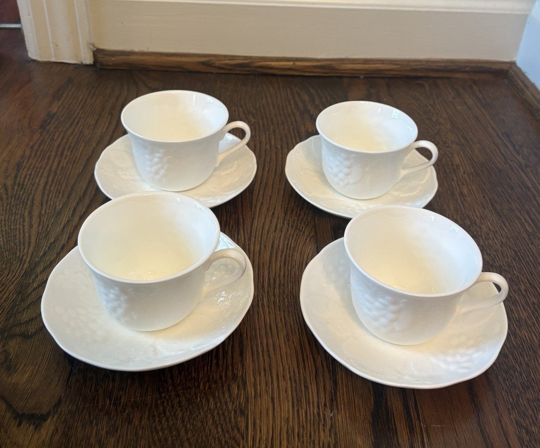 Wedgwood STRAWBERRY & VINE 8 Piece Cup & Saucer Set~ 4 CUPS & 4 SAUCERS