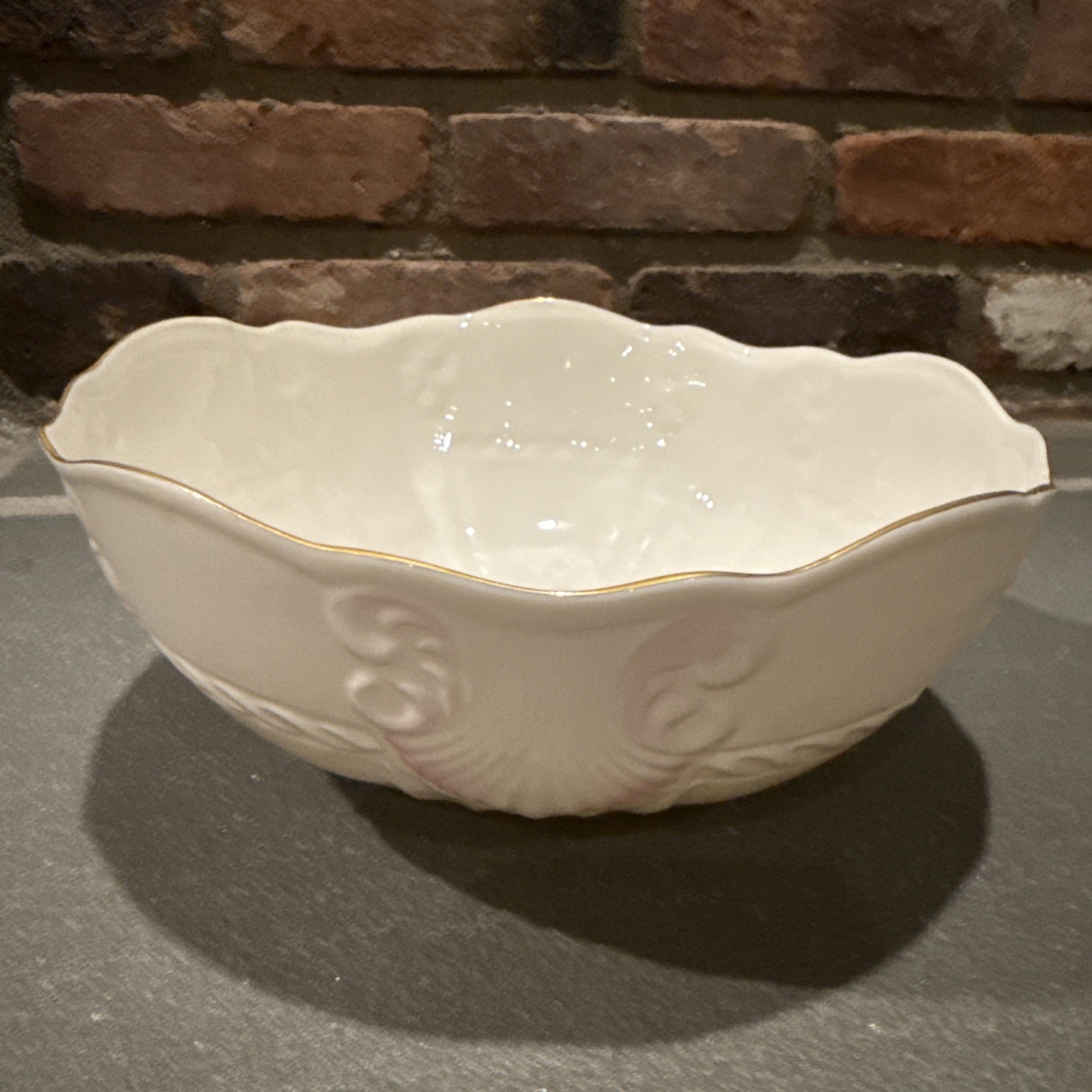 BELLEEK – Georgian Shell – 9″ Round Vegetable Bowl – IRELAND – Pink – Gold Trim