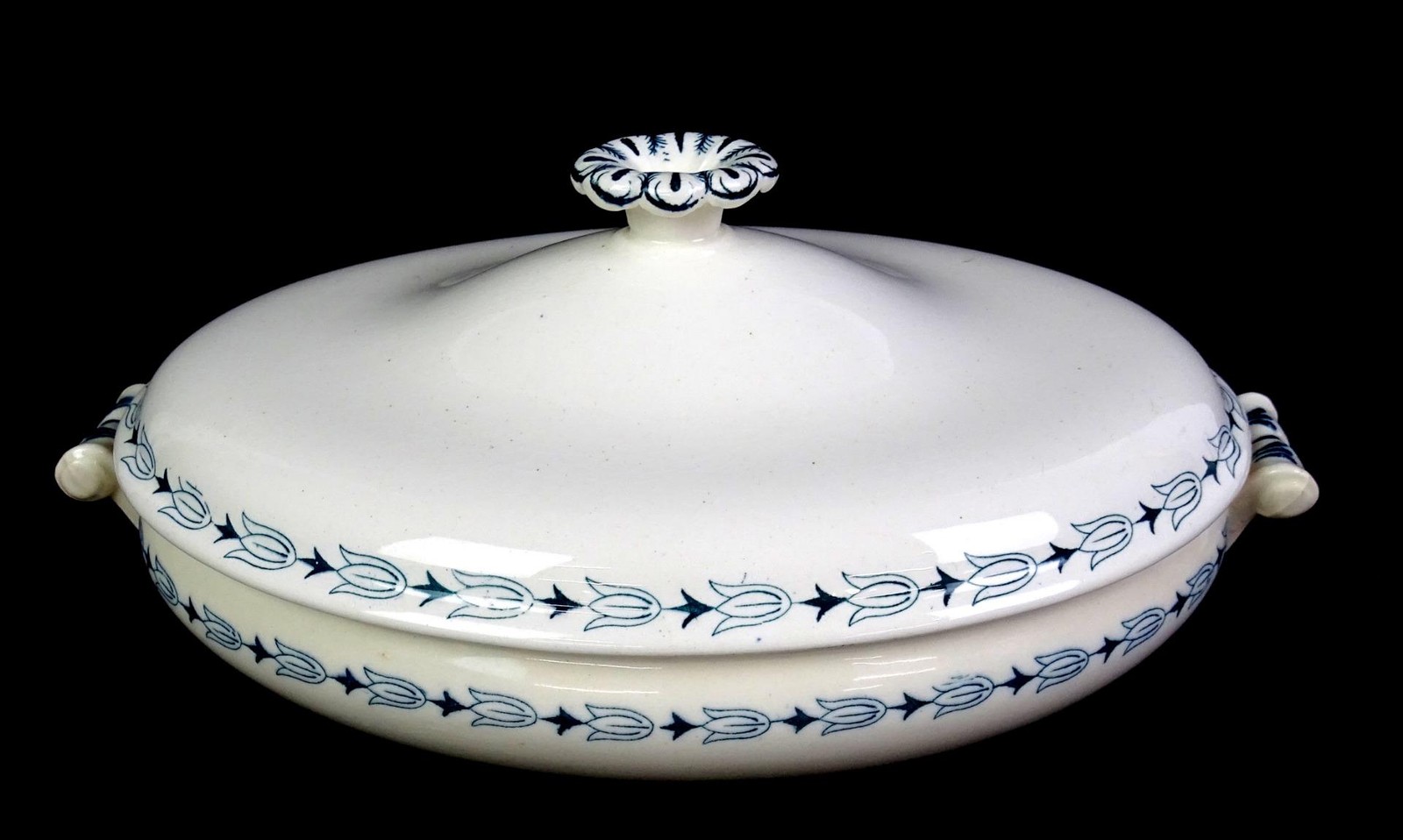 Wedgwood Porcelain Tulip Border Aesthetic Period 5 1/4″ Lidded Casserole 1891-