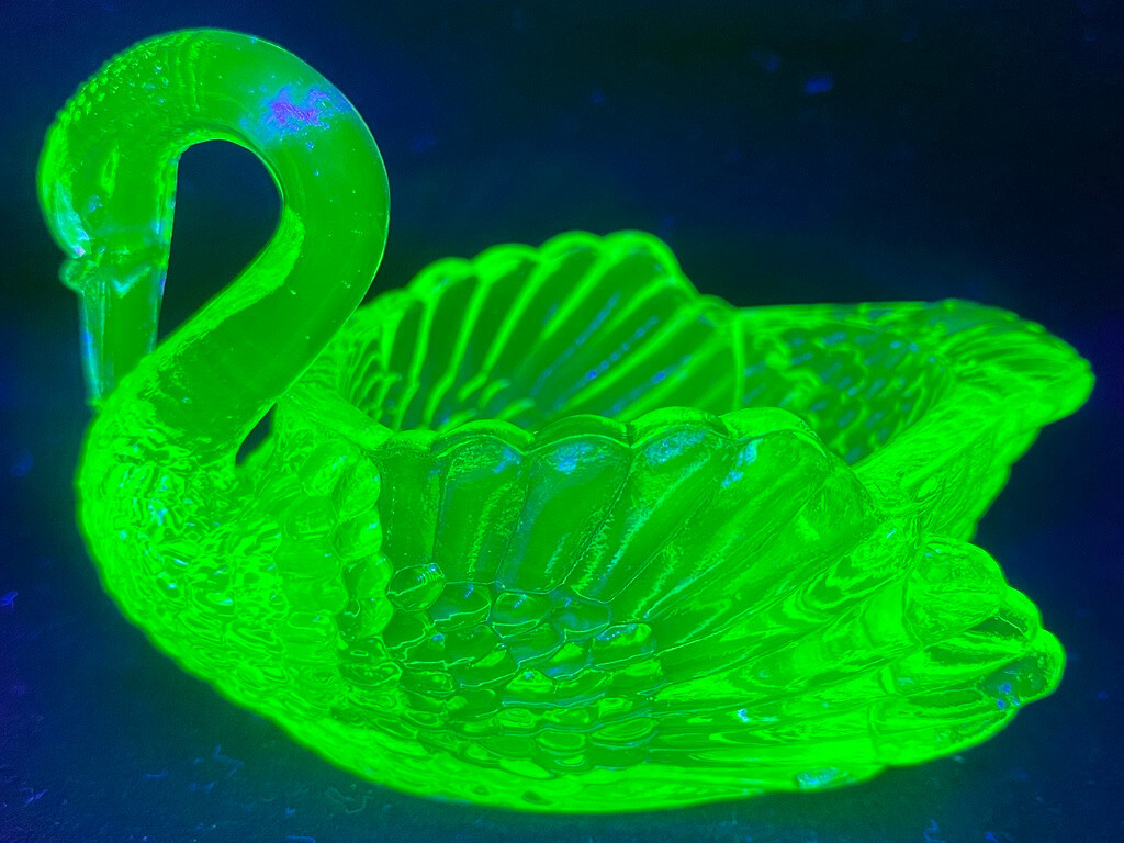 Green Vaseline uranium glass Swan / Easter eggs salt cellar dip duck dish yellow