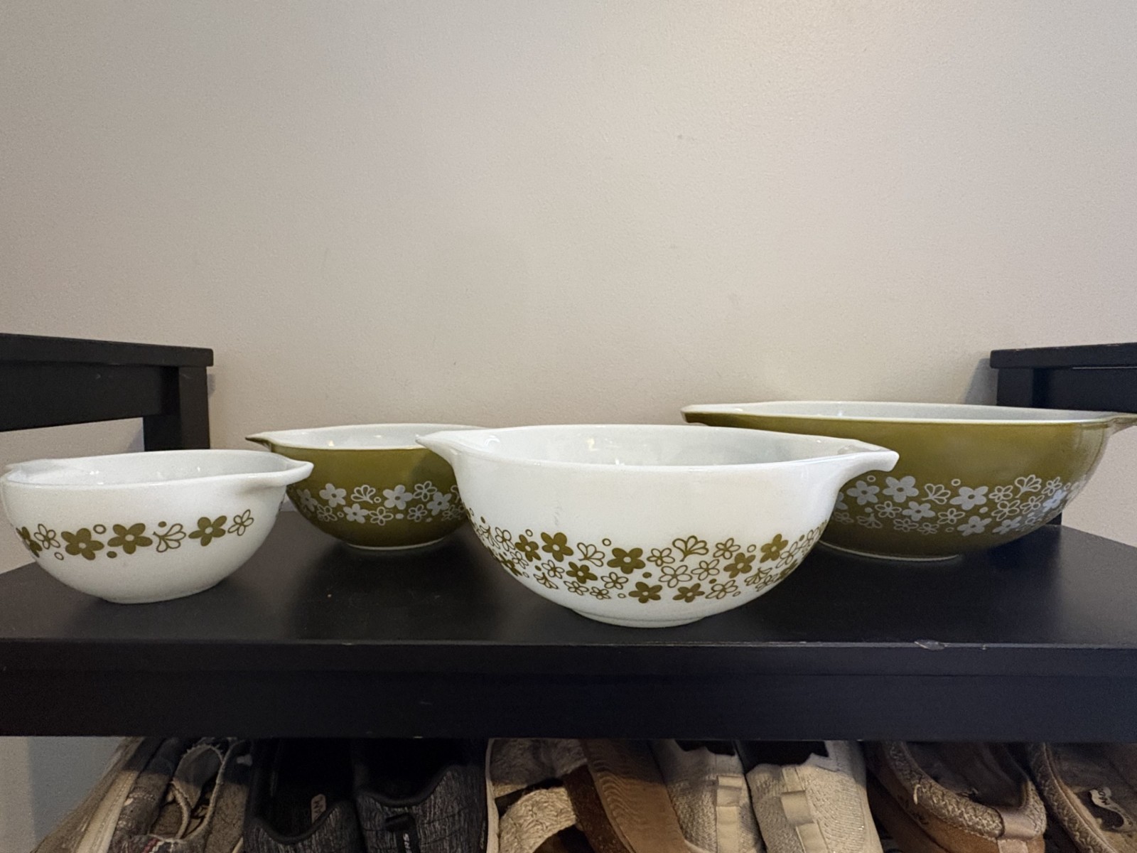 RARE Pyrex Vintage 4-piece Crazy Daisy Nested Mixing Bowl Set