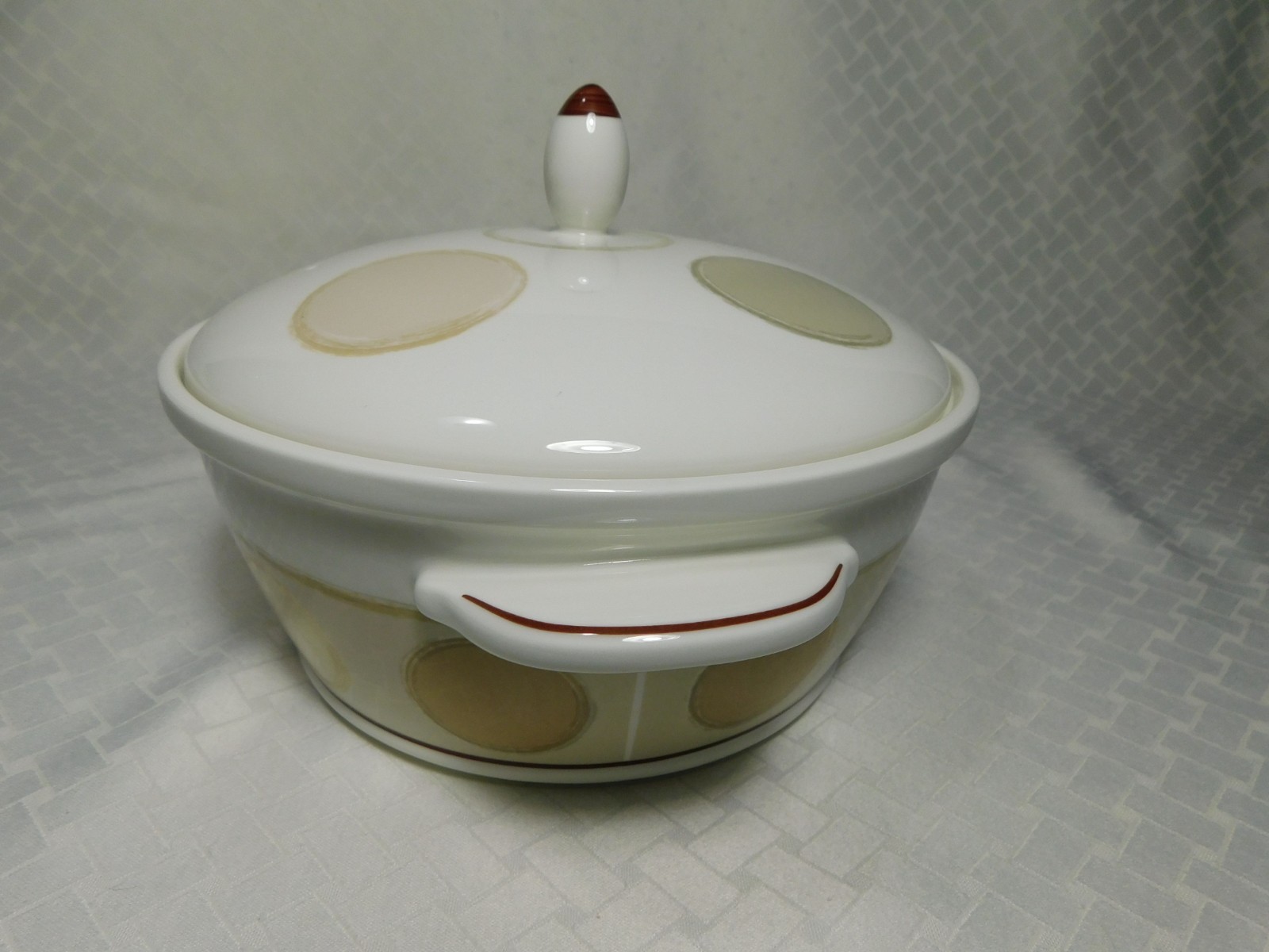 Noritake Mocha Java 2.5qt Covered Casserole Dish 7989, Ambience