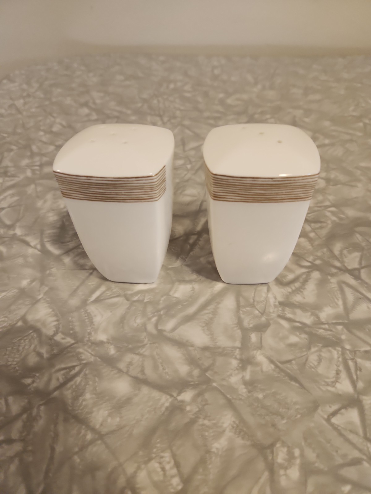 Mikasa Modern Art AN002 Salt and Pepper Shakers for Dish set. Kitchen, dining.