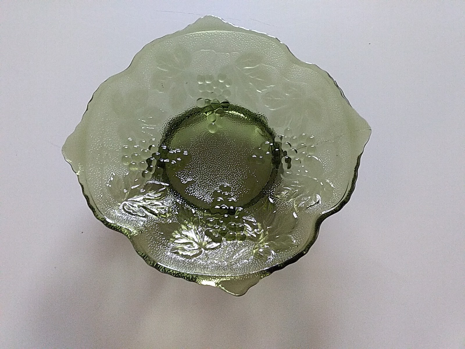 Vintage Avocado Green Fruit Bowl with Grapes and Leaves Design 2-1/4″ H footed