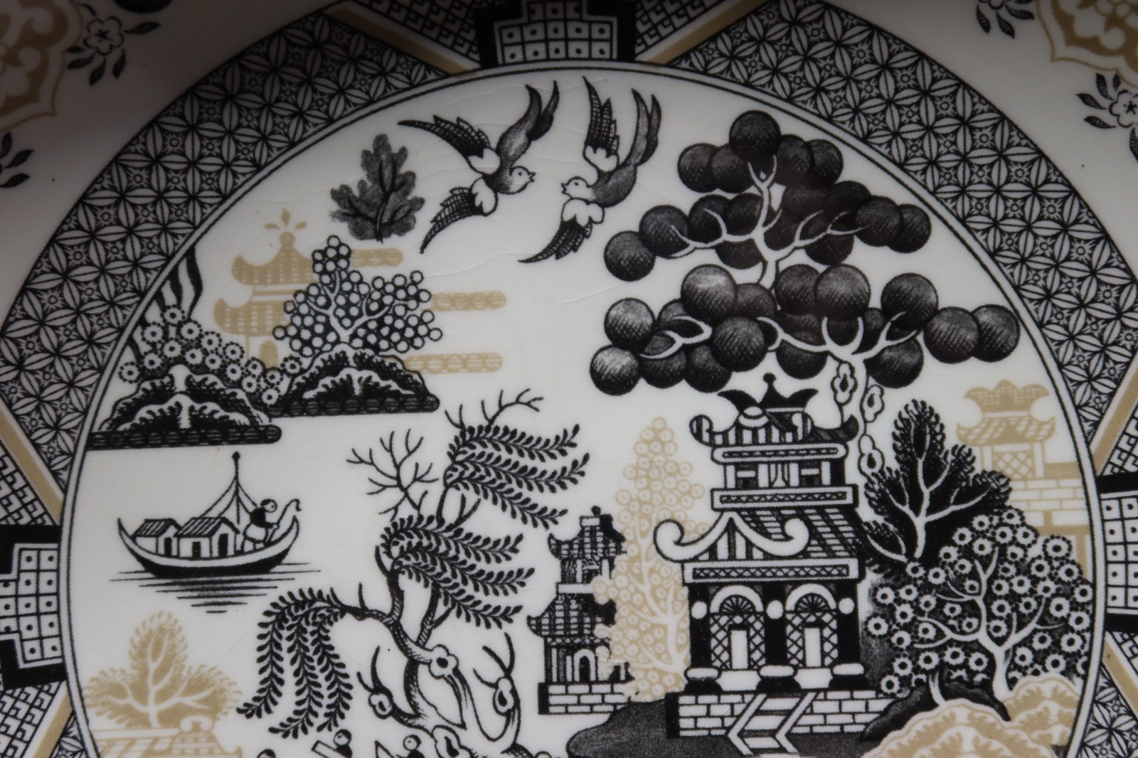 ROYAL STAFFORD WILLOW BLACK & GOLD WILLOW SCENE 4 PASTA SOUP BOWLS 8 3/4″ WIDE