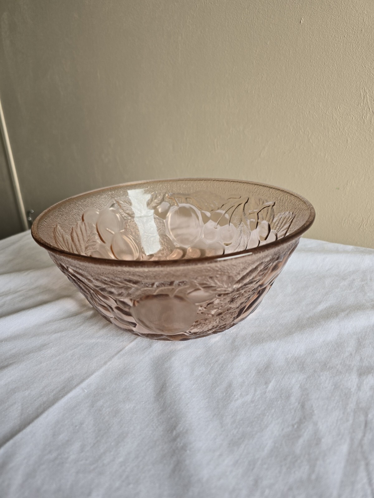VTG Kig Indonesia Pink Pressed Glass Embossed Fruit Pattern 9″ Serving Bowl