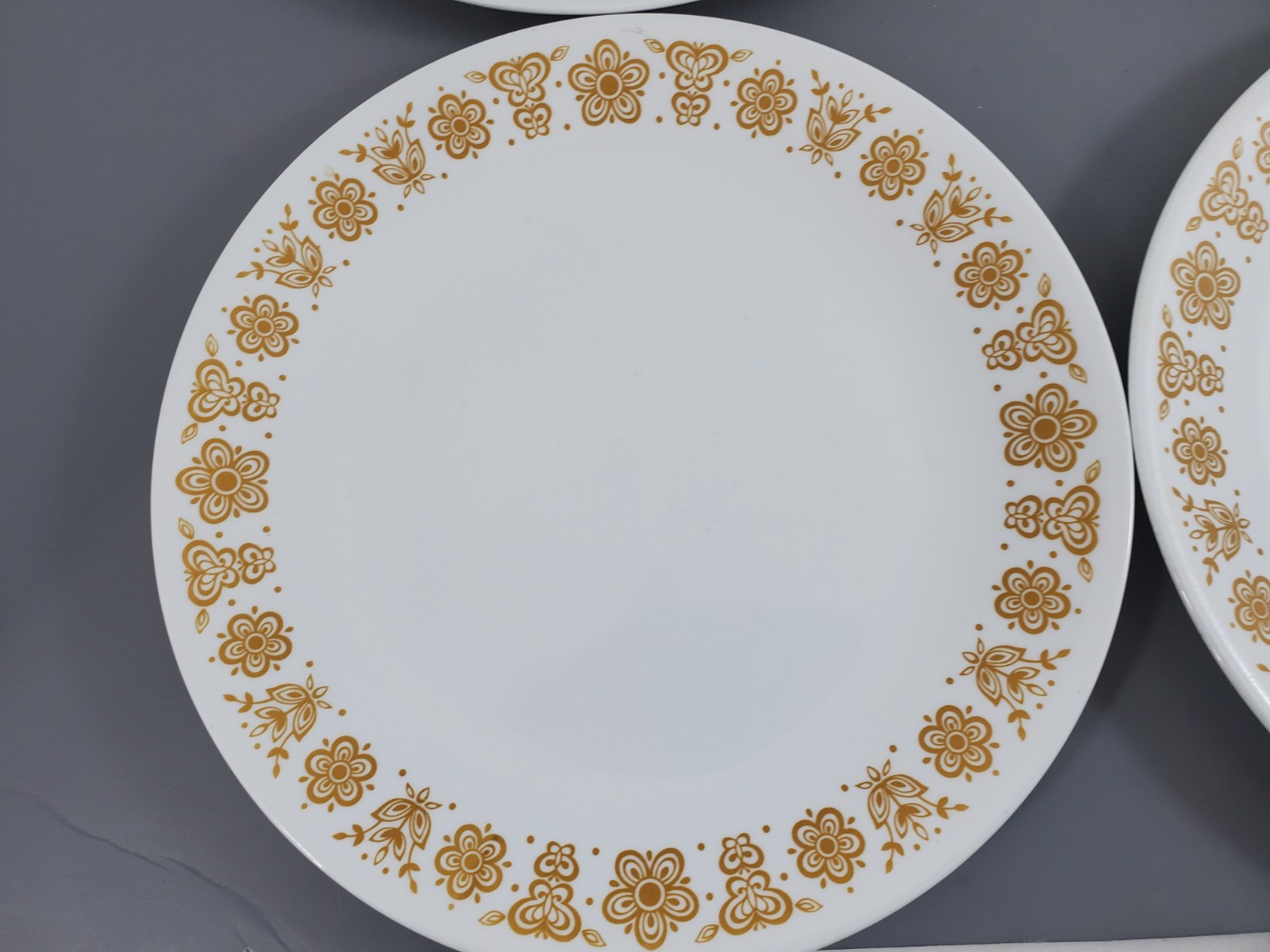 4 Vintage 70s Corelle Pyrex Butterfly Gold White Dinner Plates 10-1/4″