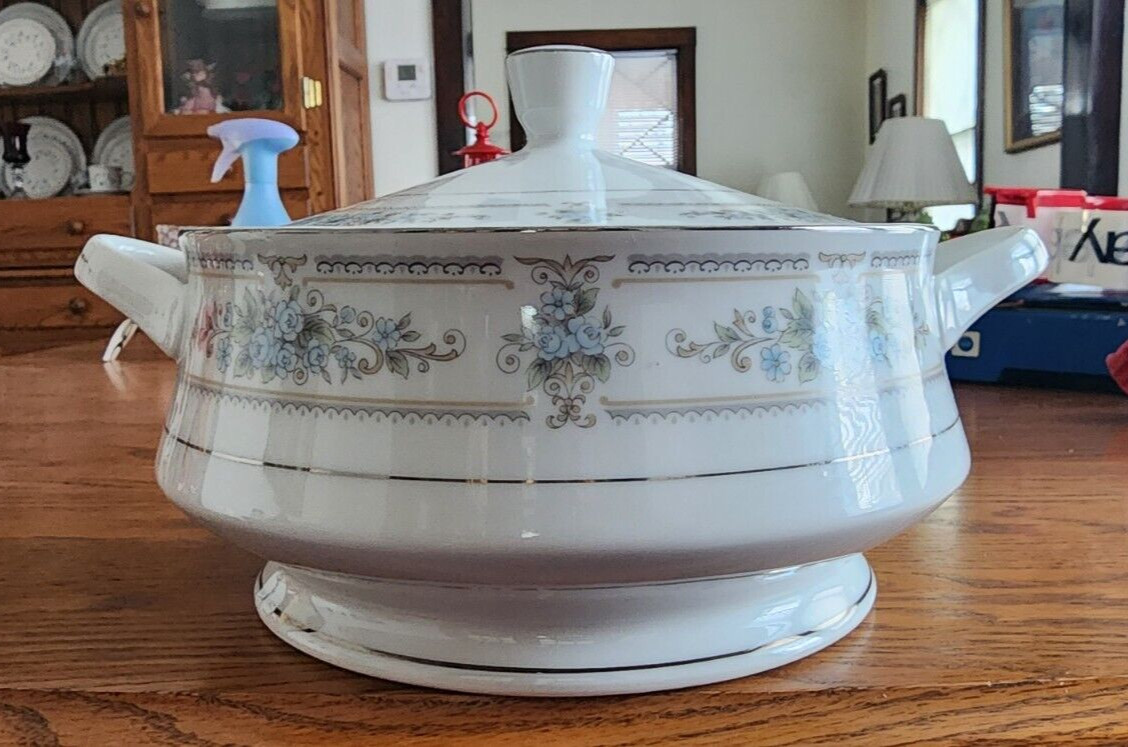 Elington Casserole 2 qt. Covered Wade Fine Porcelain White Blue Platinum Trim !