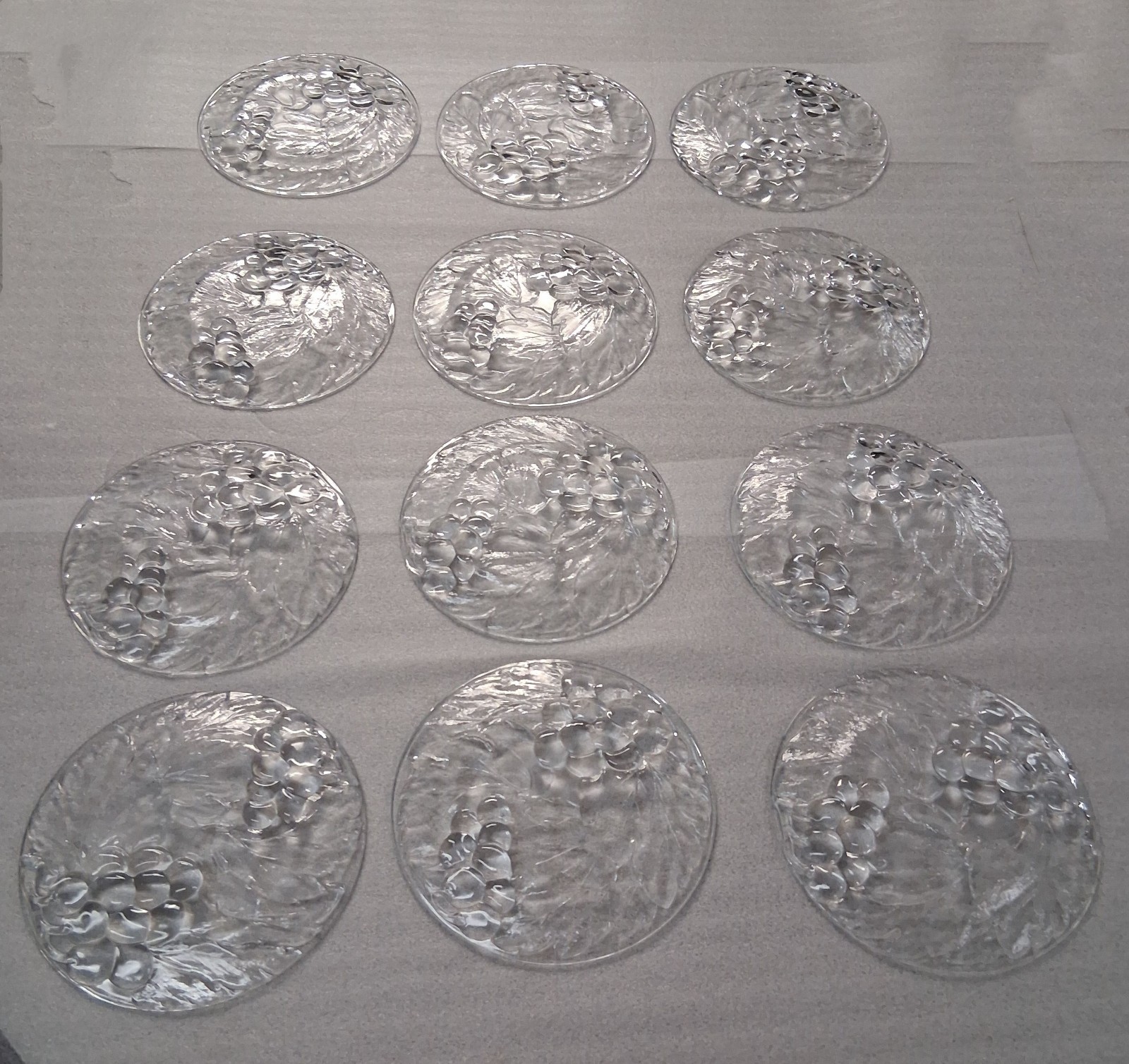 Set Of 12 KIG VINTAGE Grapes & Leaves 7 1/4″ Salad/Dessert Plates Indonesia