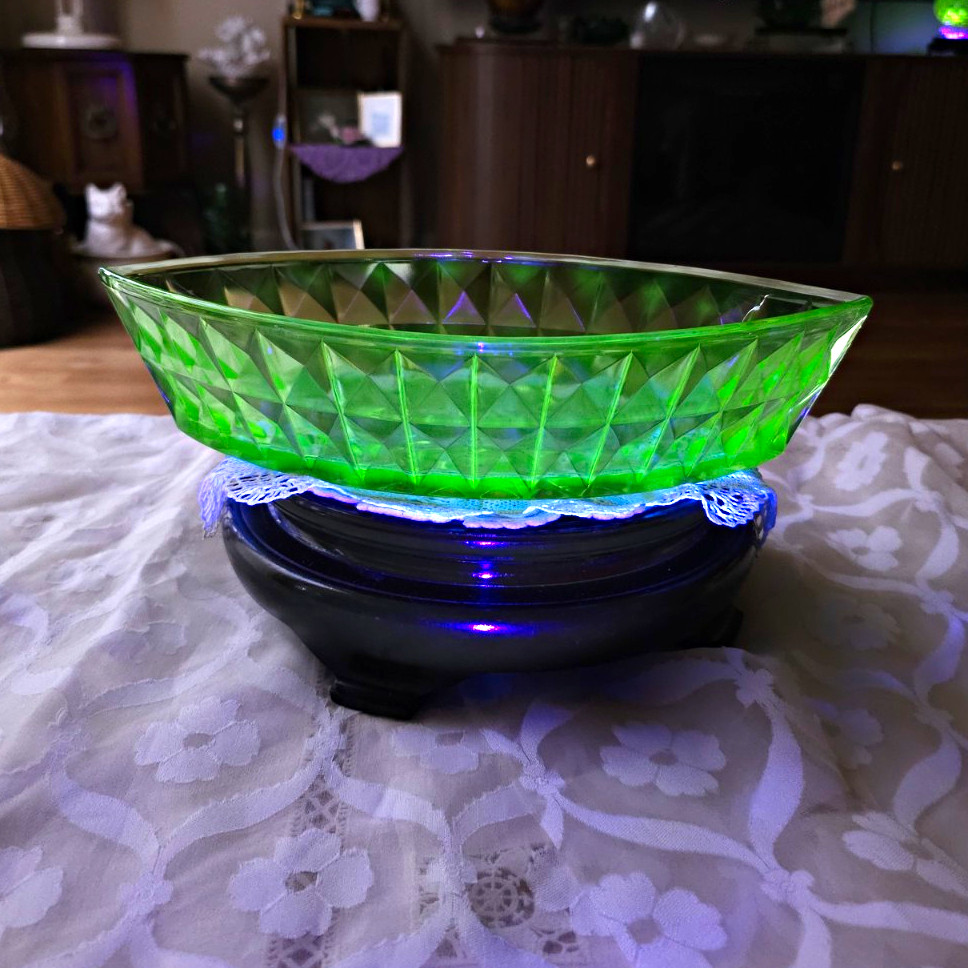 Vintage Jeannette Windsor Green Uranium Glass Large Boat Bowl Canoe