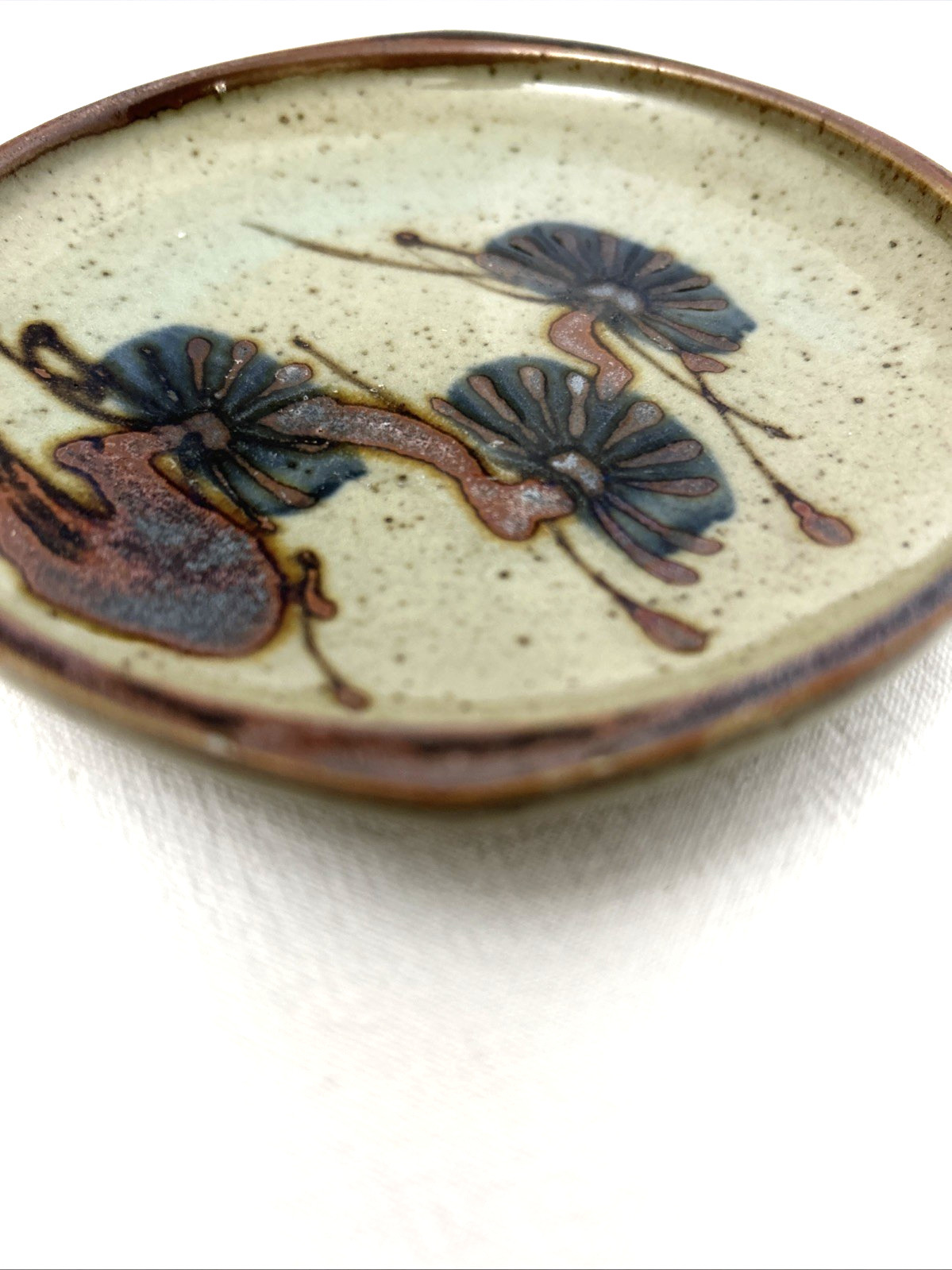 Vtg Art Stoneware Pottery Plate Dish Speckled Beige Glaze Inky Blue Floral 5.25″