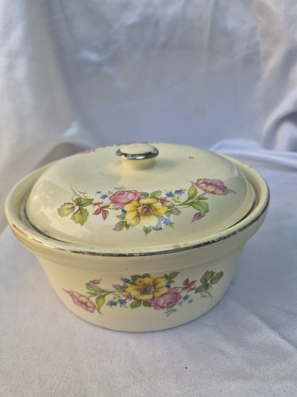 Round Floral Ceramic Casserole w/ Lid, Metal Holder Handles, Beige/Silver