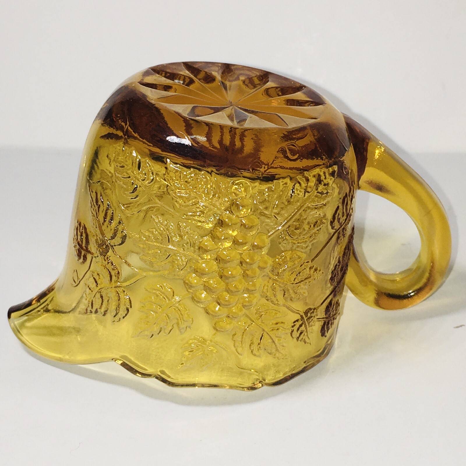 L.E smith Honey Amber pressed Depression glass grapes and leaves pattern creamer