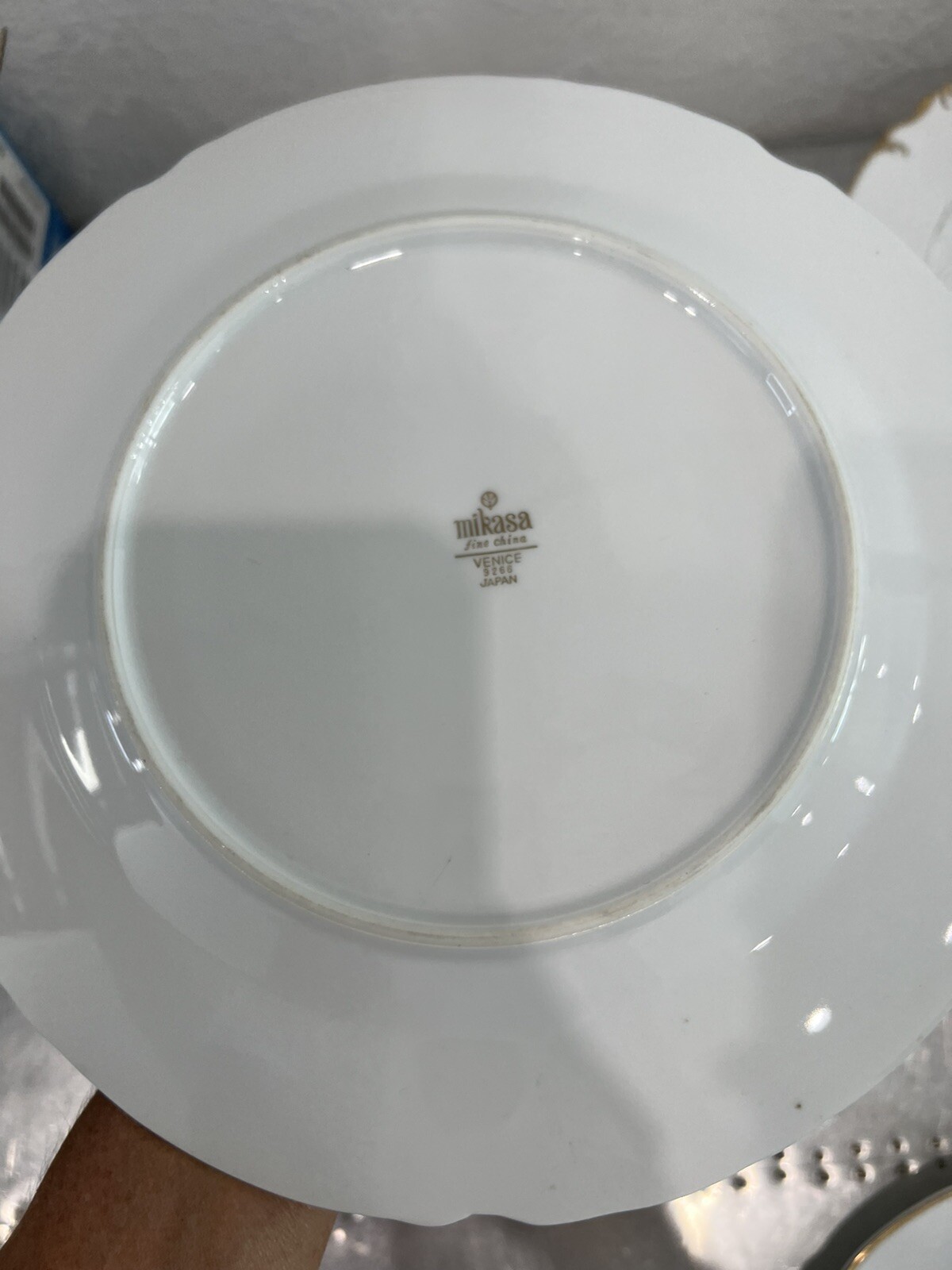 Mikasa Fine China Venice #9266 Dinner Plate 10-1/4″ White Gold Scalloped Edge