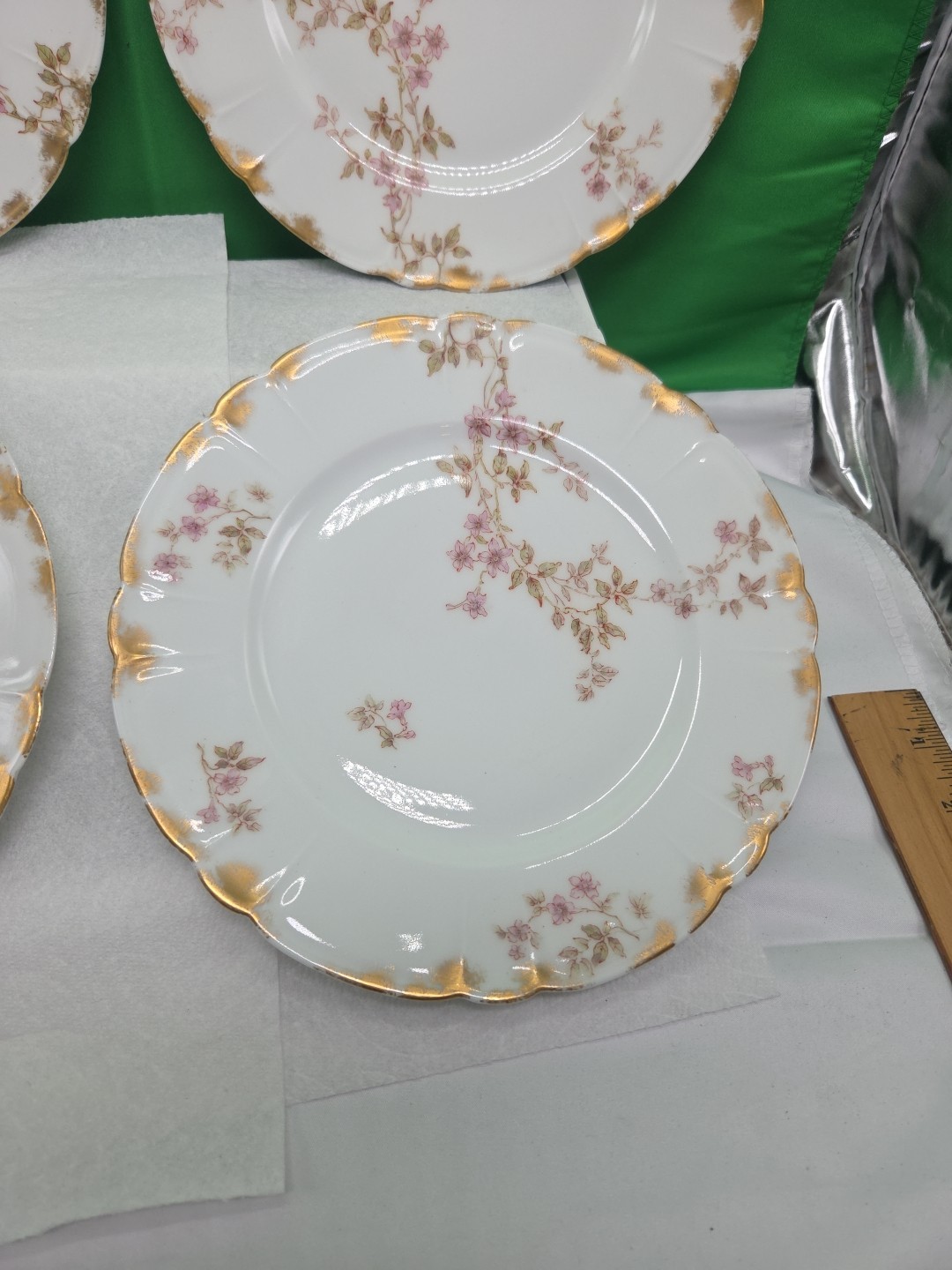 Haviland & Co. H & C LIMOGES France Four Dinner Plates 8 1/2″ Flowers Gold Trim