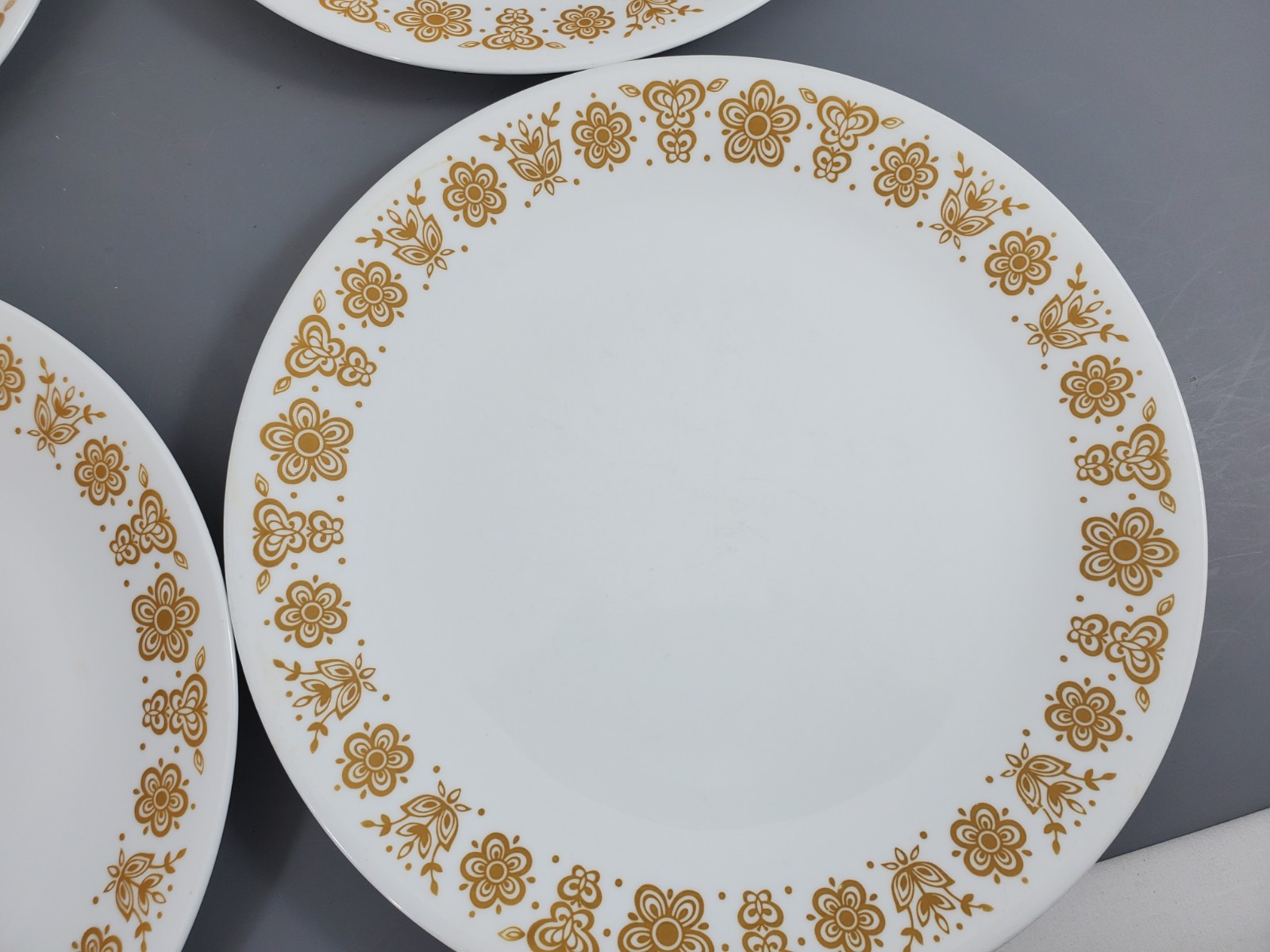 4 Vintage 70s Corelle Pyrex Butterfly Gold White Dinner Plates 10-1/4″