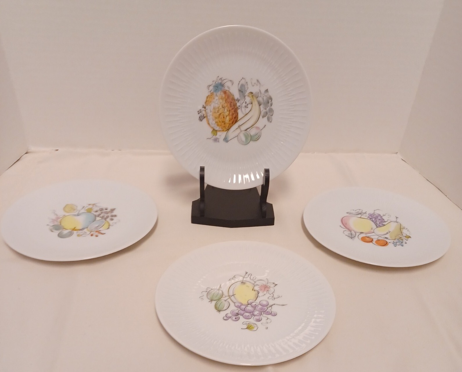 Set (4)Fruit and Leaves Plate Vintage Bavaria Hutschenreuther 7″.