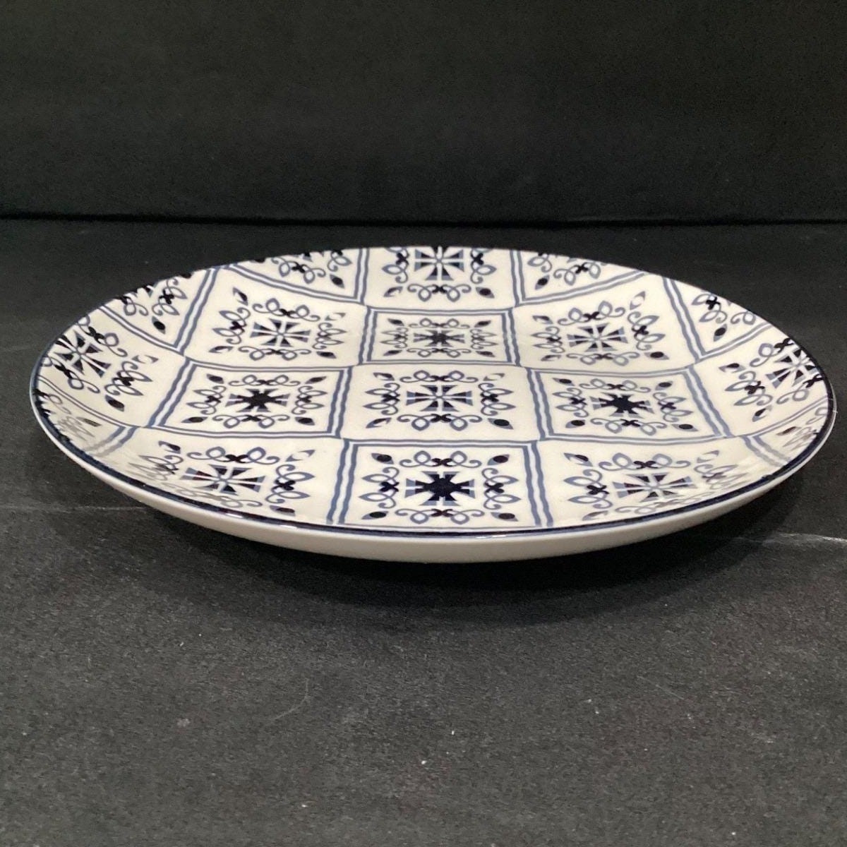 Orly Maison New York Dinner Plate, Blue & White Geometric Pattern Dinnerware