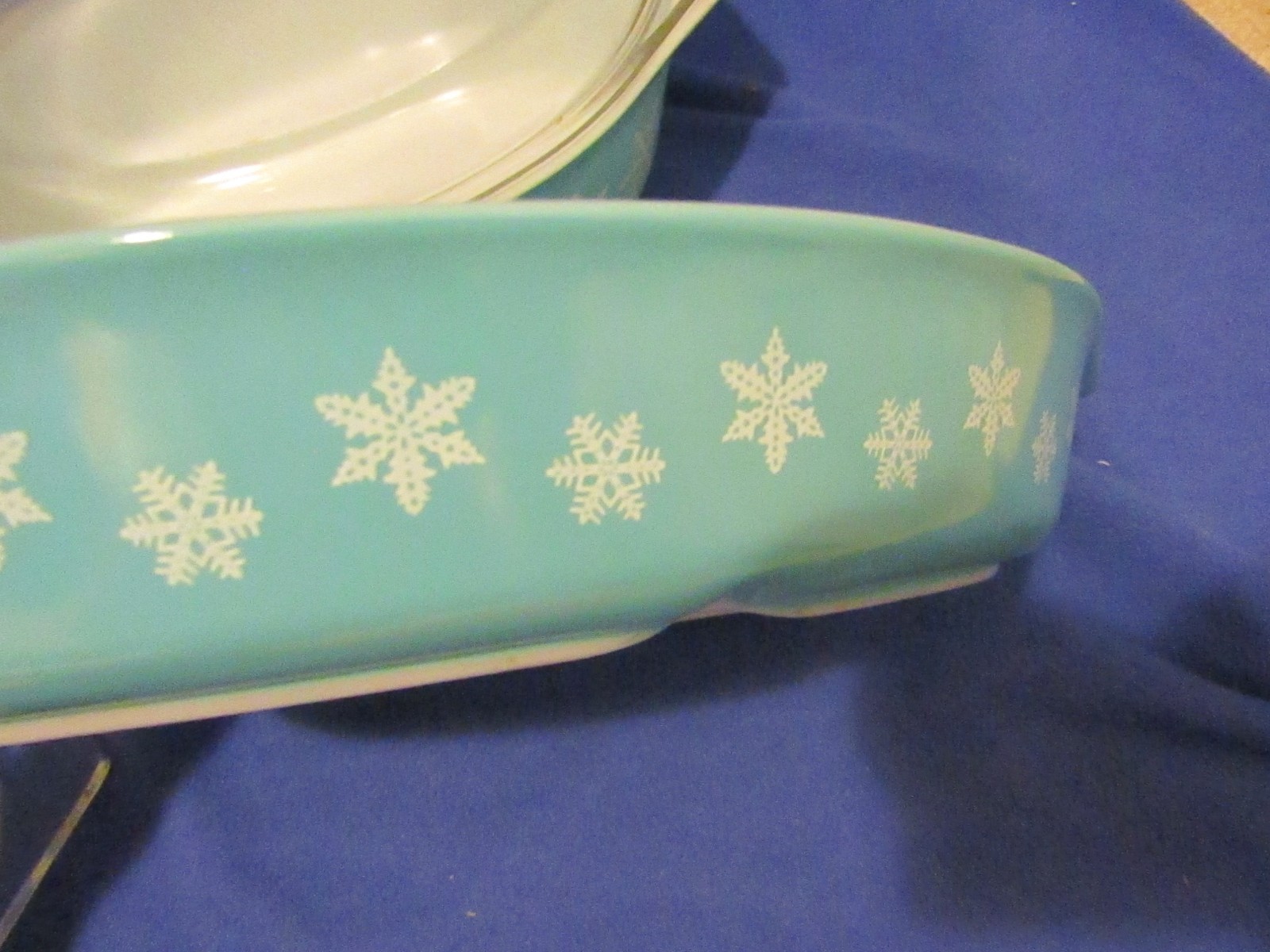 Set of 2 Vintage Pyrex Turquoise & White Snowflake Casserole Dish w Lid Covered