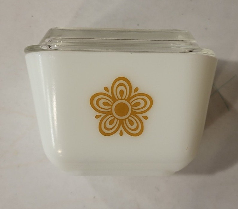 Vintage Pyrex 501 Butterfly Gold 1.5 Cup Refrigerator Dish with Lid