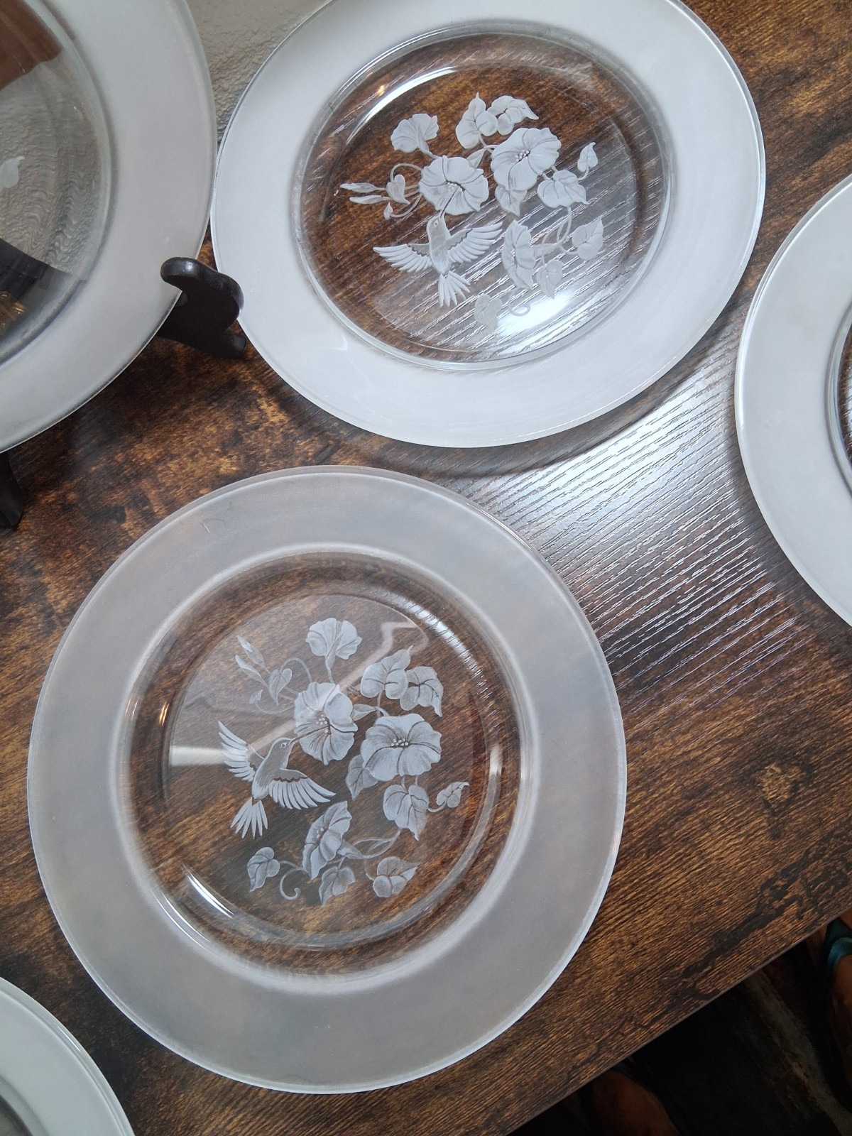 LOT OF 6 VINTAGE 7 7/8″ SALAD DESSERT PLATES AVON HUMMINGBIRD CRYSTAL COLLECTION