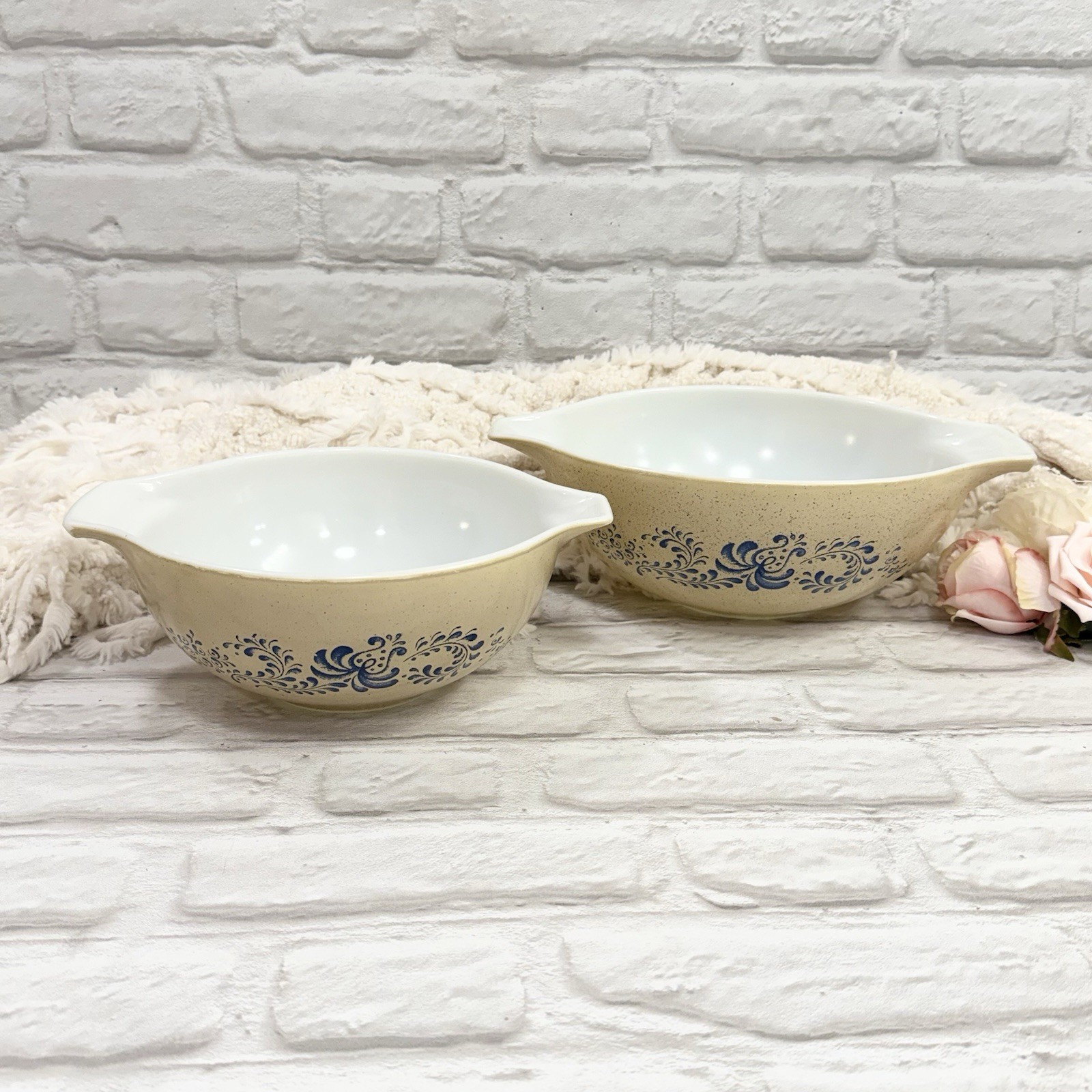Vtg PYREX Homestead Cinderella Nesting Mixing Bowls 2ct 443 – 2.5 Qt & 444 – 4Qt