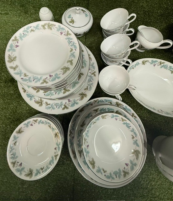 Fine China of Japan Vintage Grapevine Dinnerware Set Replacements Grapes 6701