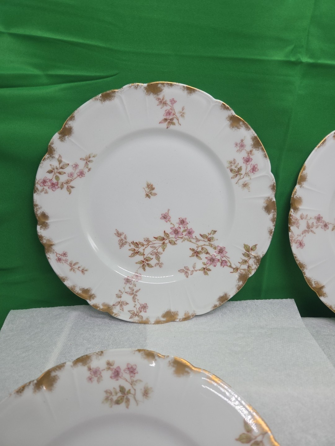 Haviland & Co. H & C LIMOGES France Four Dinner Plates 8 1/2″ Flowers Gold Trim