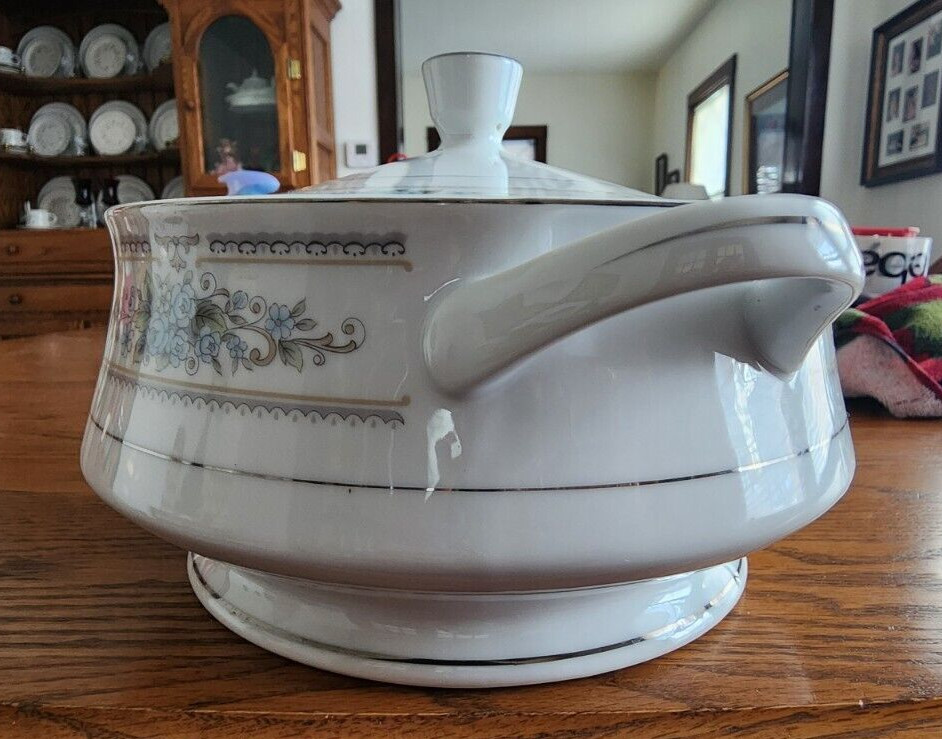 Elington Casserole 2 qt. Covered Wade Fine Porcelain White Blue Platinum Trim !