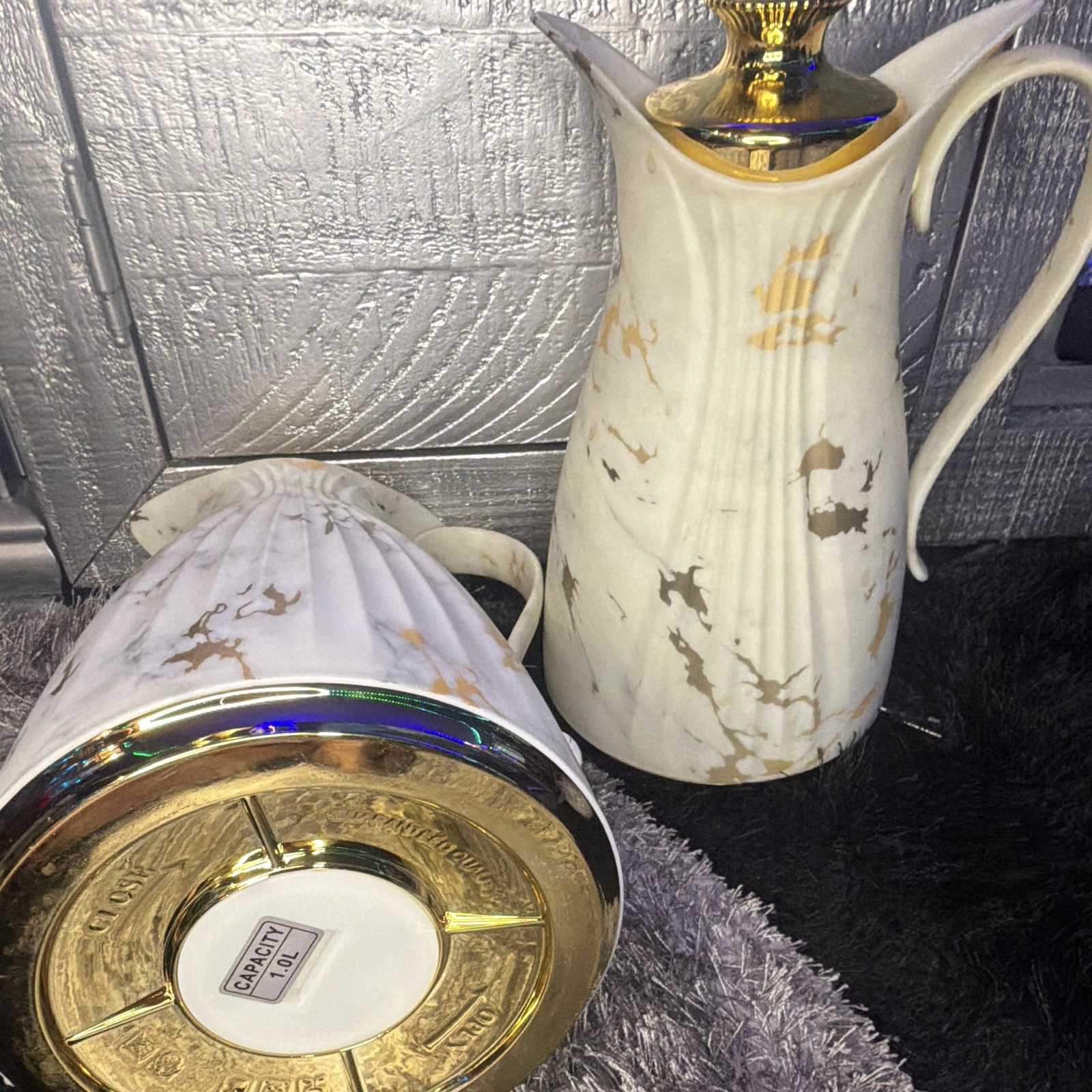 Unmarked 2pc Ceramic Marble Pitcher Set Glossy Gold Lids 0.7L/1.0L