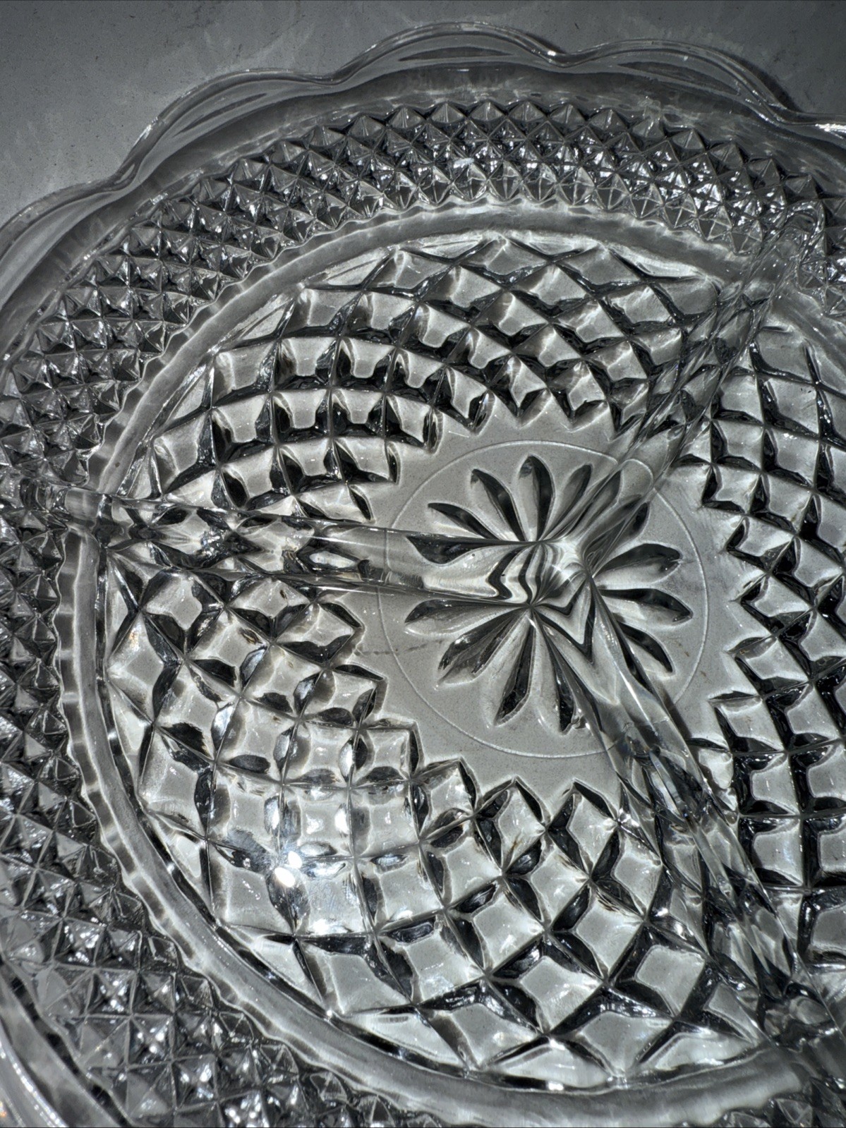 VINTAGE ANCHOR HOCKING WEXFORD CLEAR GLASS ROUND DIVIDED RELISH DISH PLATE 8.5″