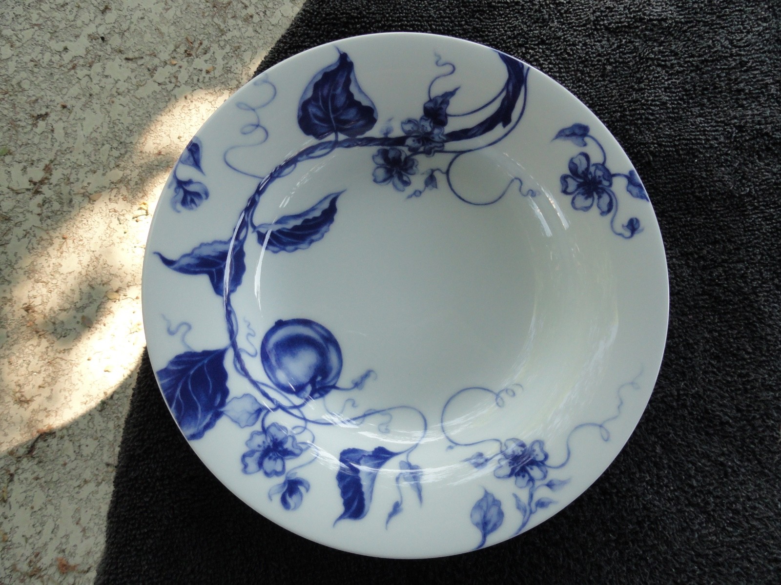 Williams Sonoma Ormonde Blue Fruit and Leaves Blue and White Rimmed Soup Bowl