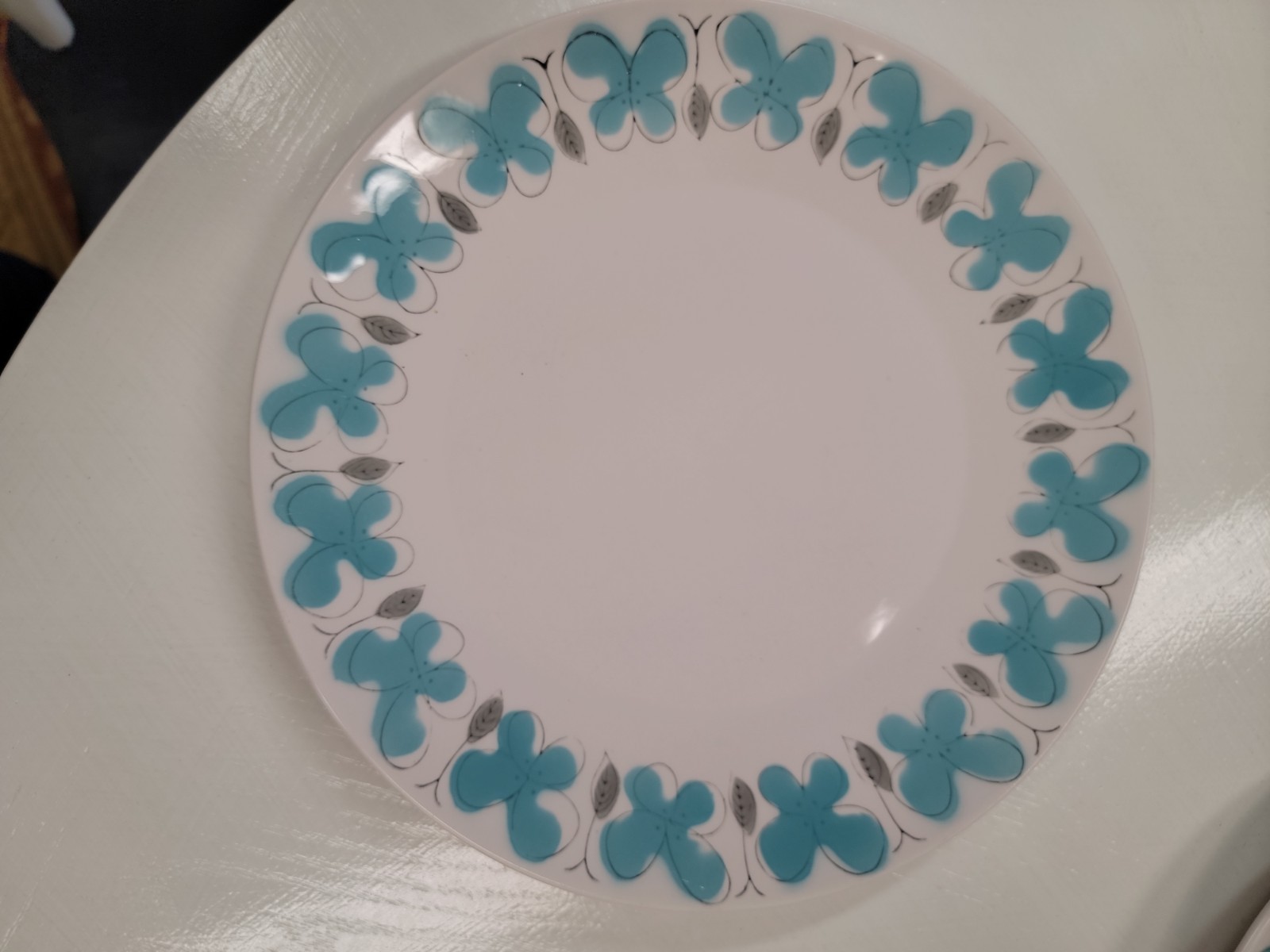 Permastone Spring Garland 10″ Dinner Plate Blue Flowers Japan VTG Has Crazing