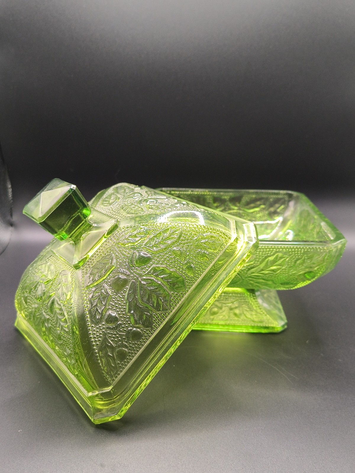 JEANETTE GLASS Green Oak and Acorn Pattern Lidded Vntg W/Uranium Or Maganese