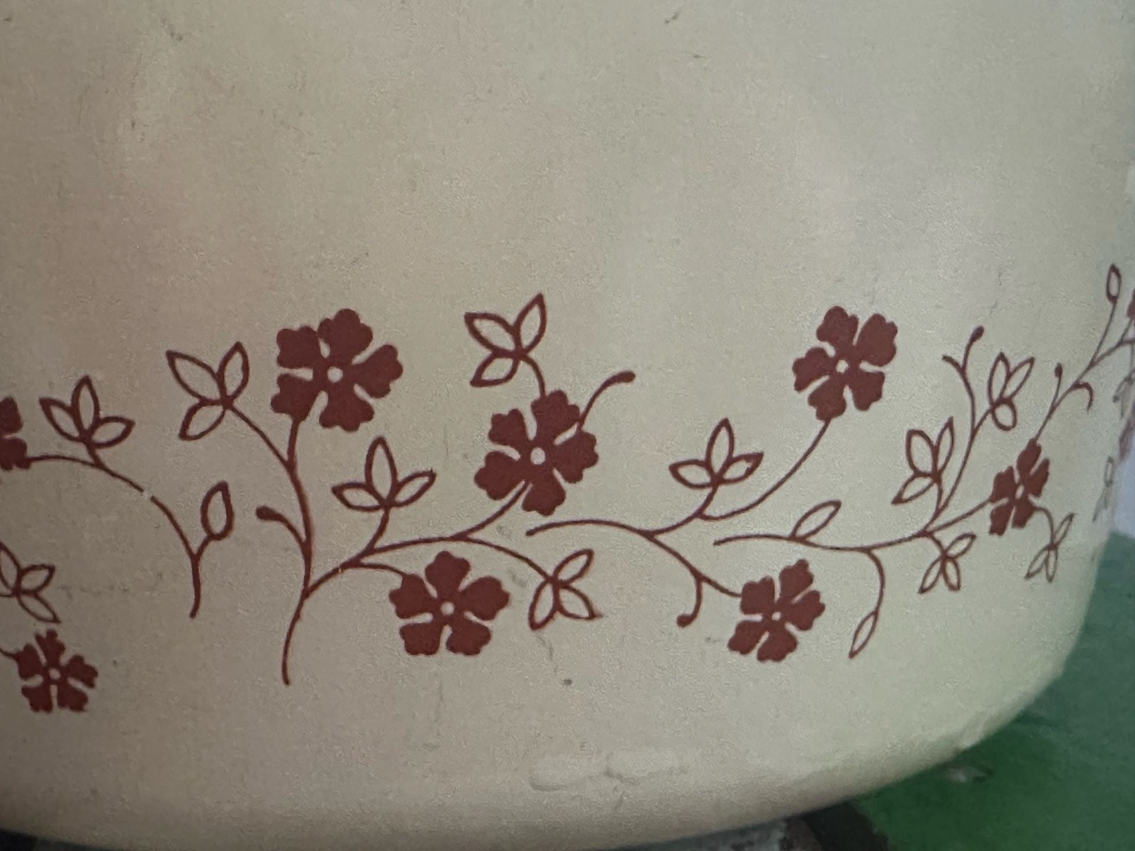 Vintage 1980’s Pyrex Trailing Flower Beige casserole dish 2.5qt