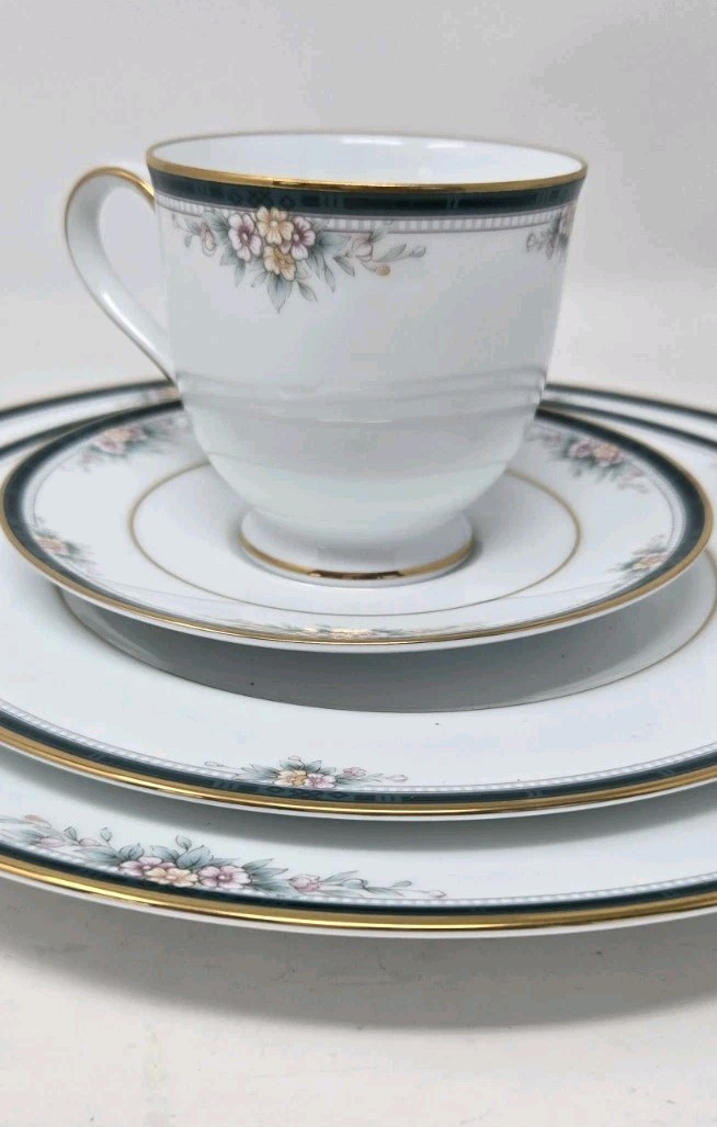 Noritake Landon 4111 Bone China 5-Piece Place Setting Floral Green & Gold Trim