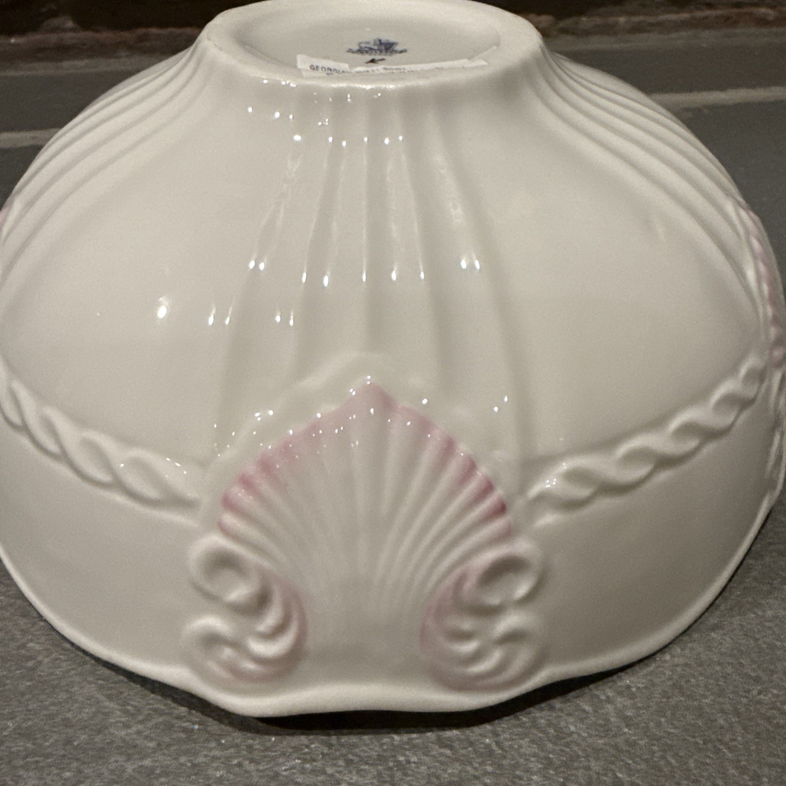 BELLEEK – Georgian Shell – 9″ Round Vegetable Bowl – IRELAND – Pink – Gold Trim